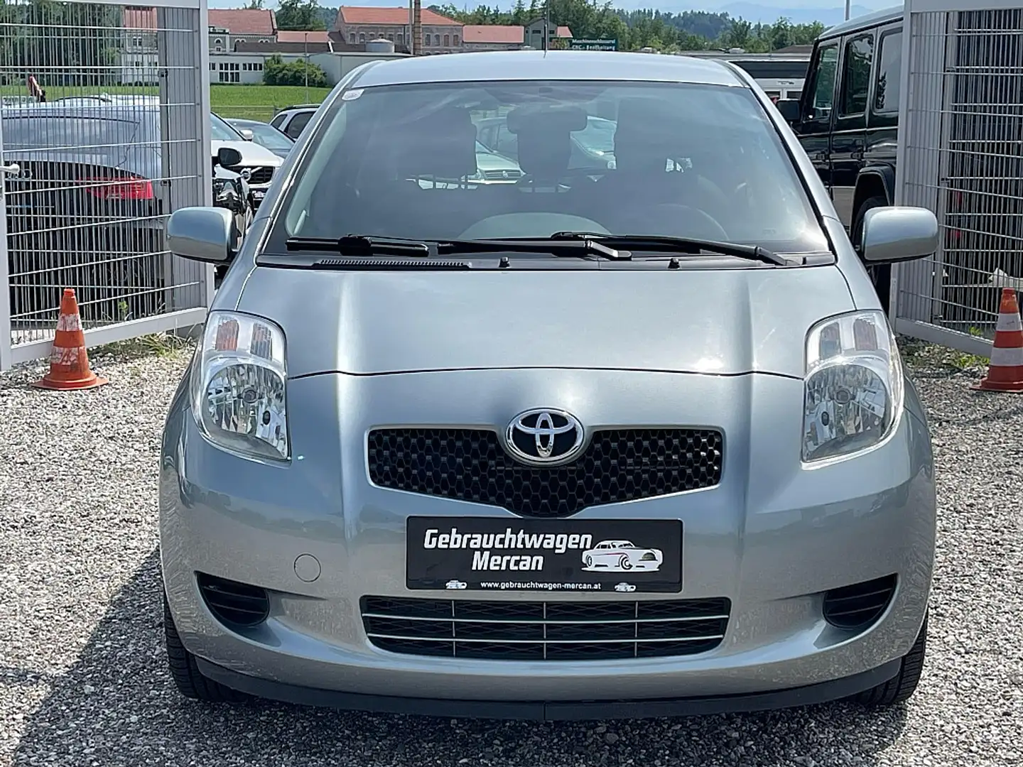 Toyota Yaris 1,3 VVT-i Linea Sol Grijs - 2