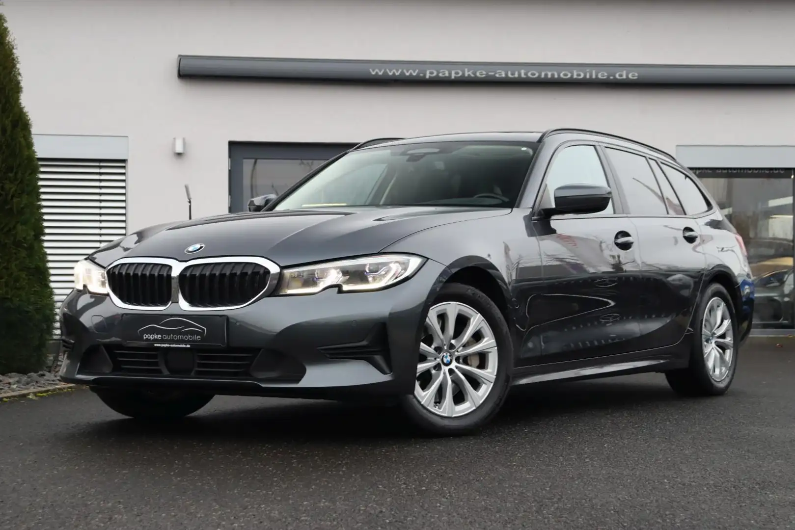 BMW 330 d xDrive Advantage +LIVE COCKPIT+HEAD-UP+PANO+ Grijs - 2