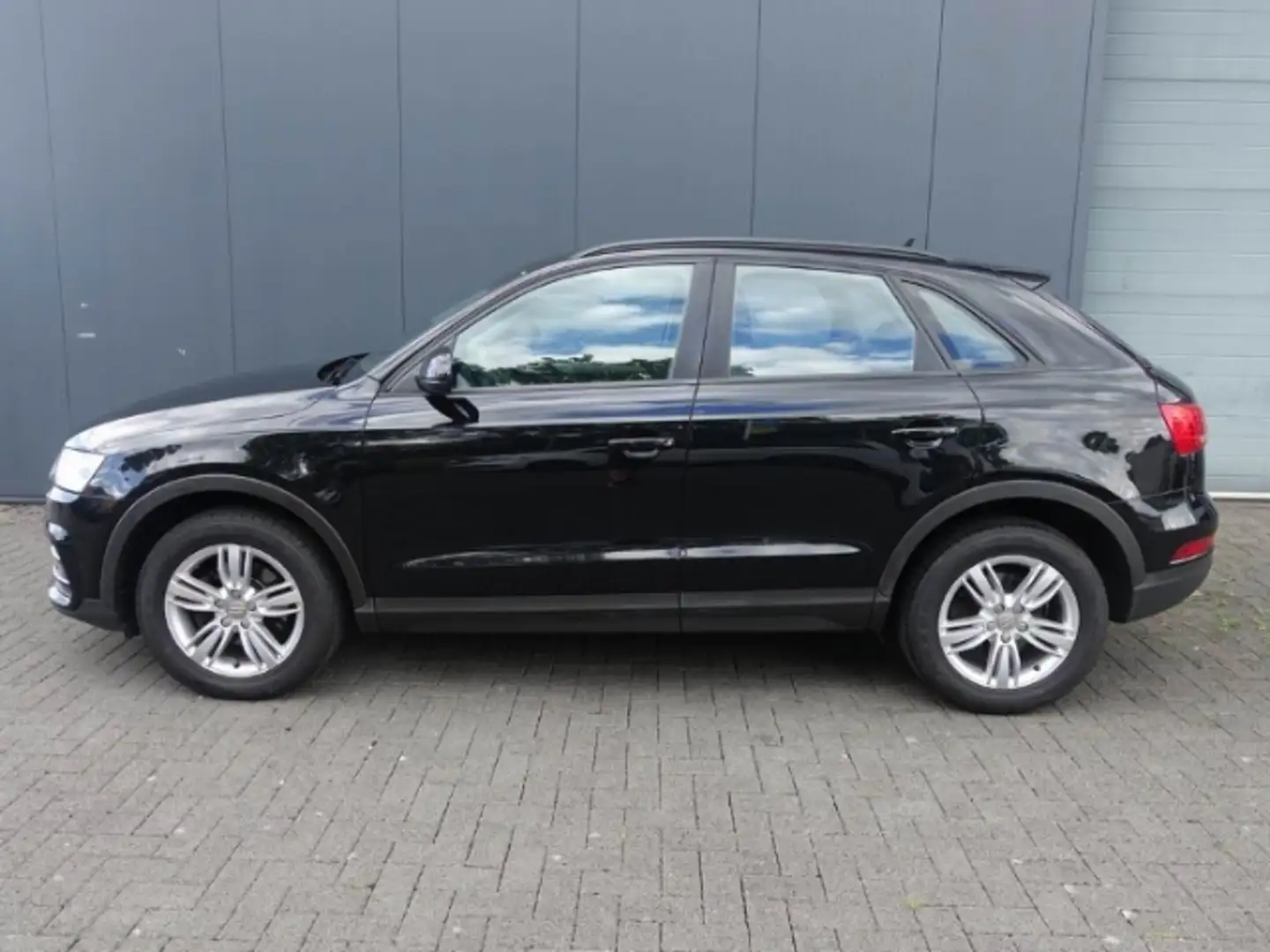 Audi Q3 2.0 TDI+XENON+SITZHEIZUNG+2XPDC+KLIMAAUTOMATIK Zwart - 2