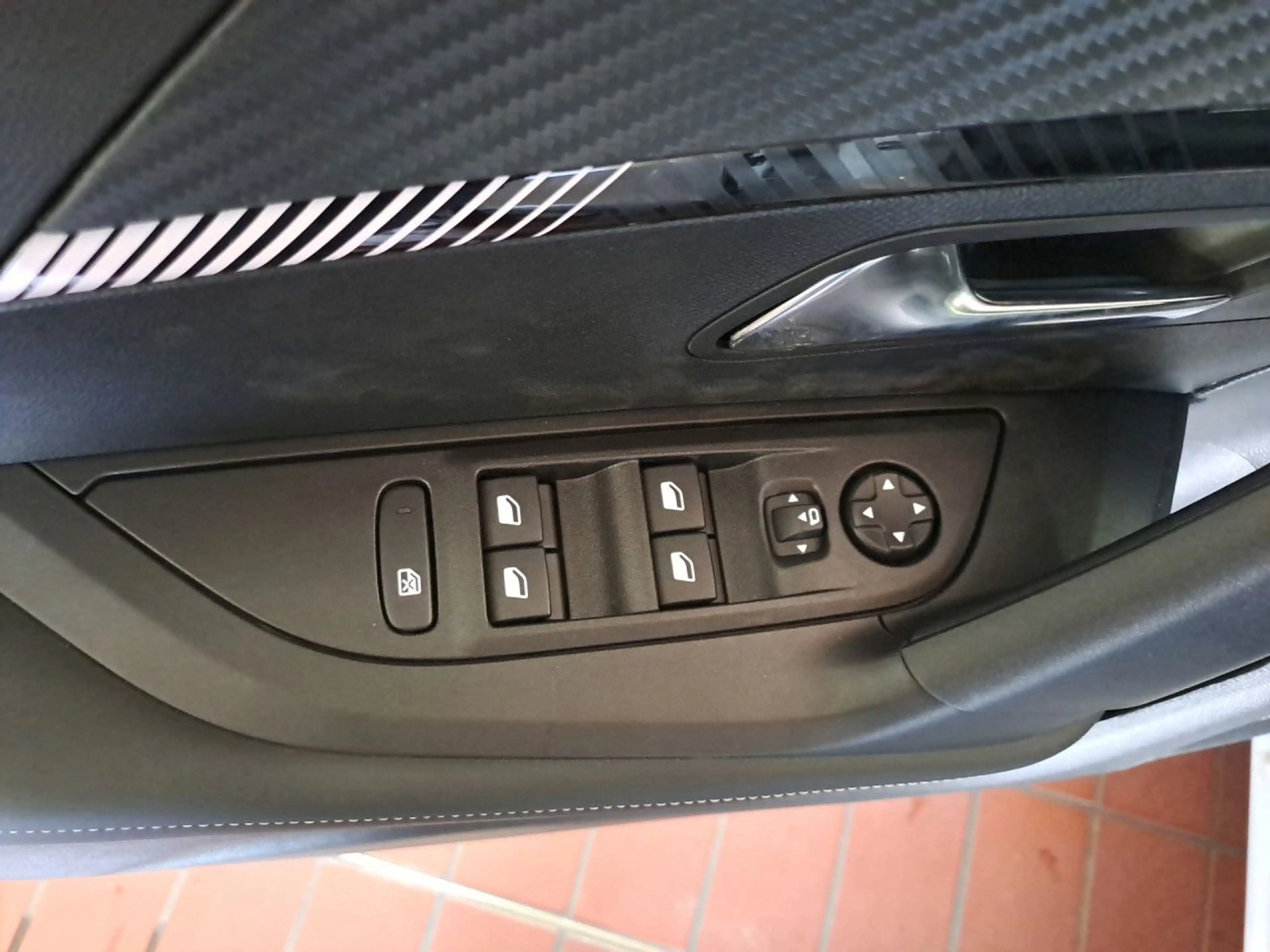 Peugeot 2008 Allure Bluetooth LED Klima Einparkhilfe — photo 9