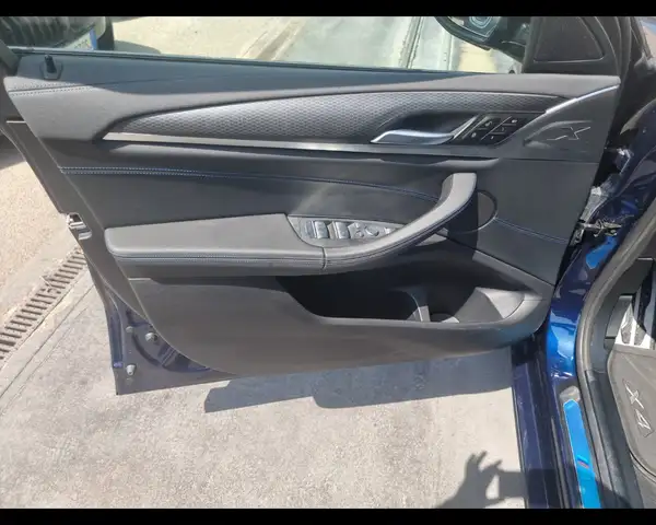 BMW X4 view 13