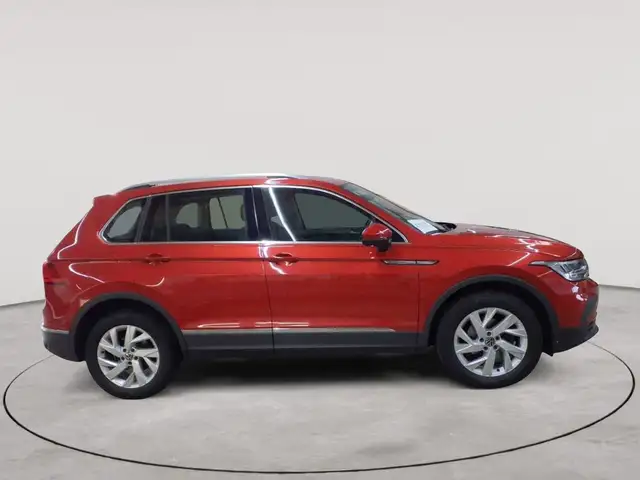Volkswagen Tiguan view 3