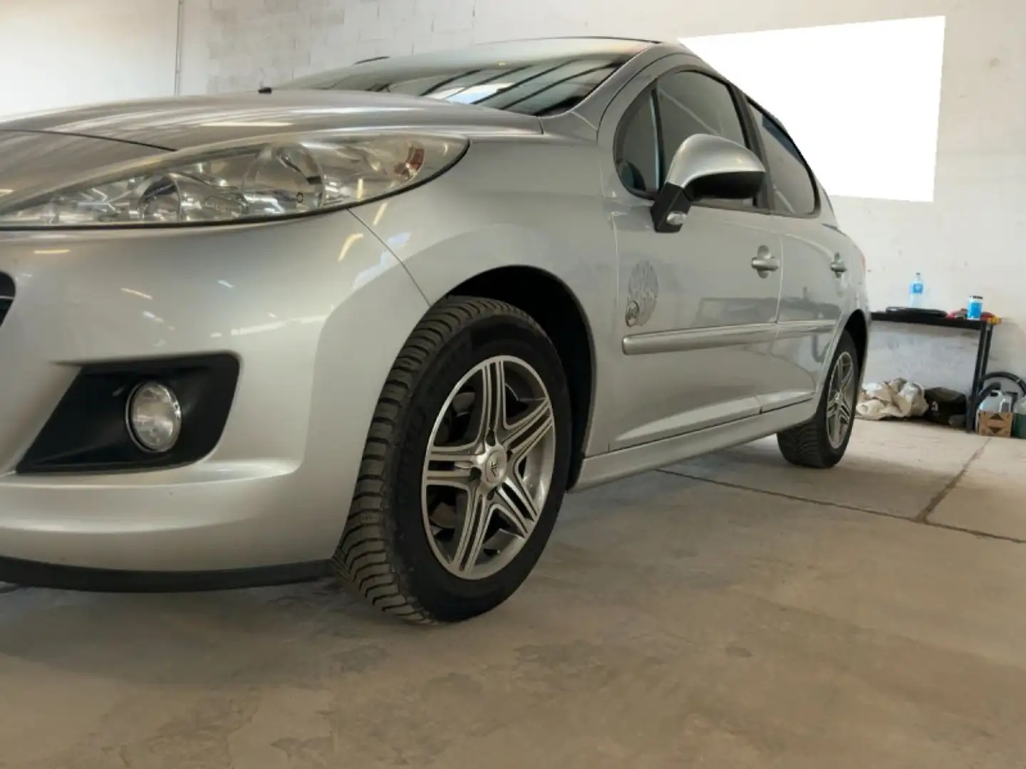 Peugeot 207 1.6 HDI FAP SERIE 64 5P Gris - 2