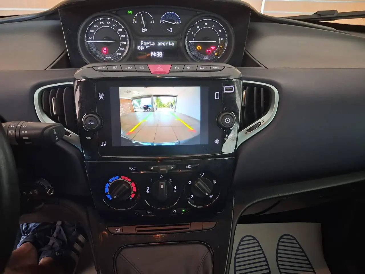 Lancia Ypsilon 2023 — фото 12