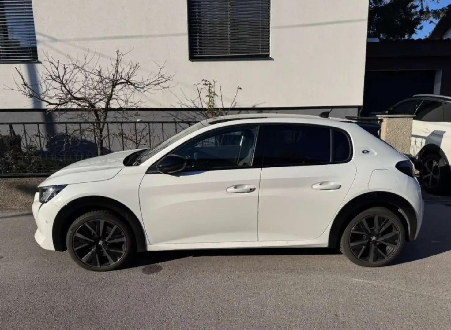 Peugeot e-208 GT Weiß - 2