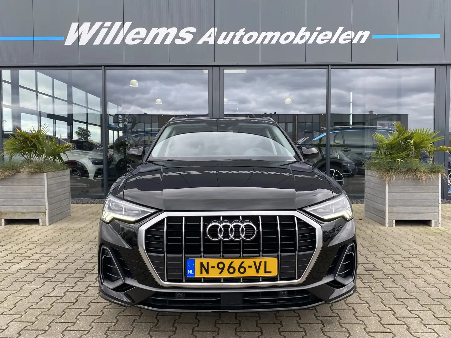 Audi Q3 35 TFSI 150pk S-Tronic S-Line Virtual Cockpit, App Zwart - 2