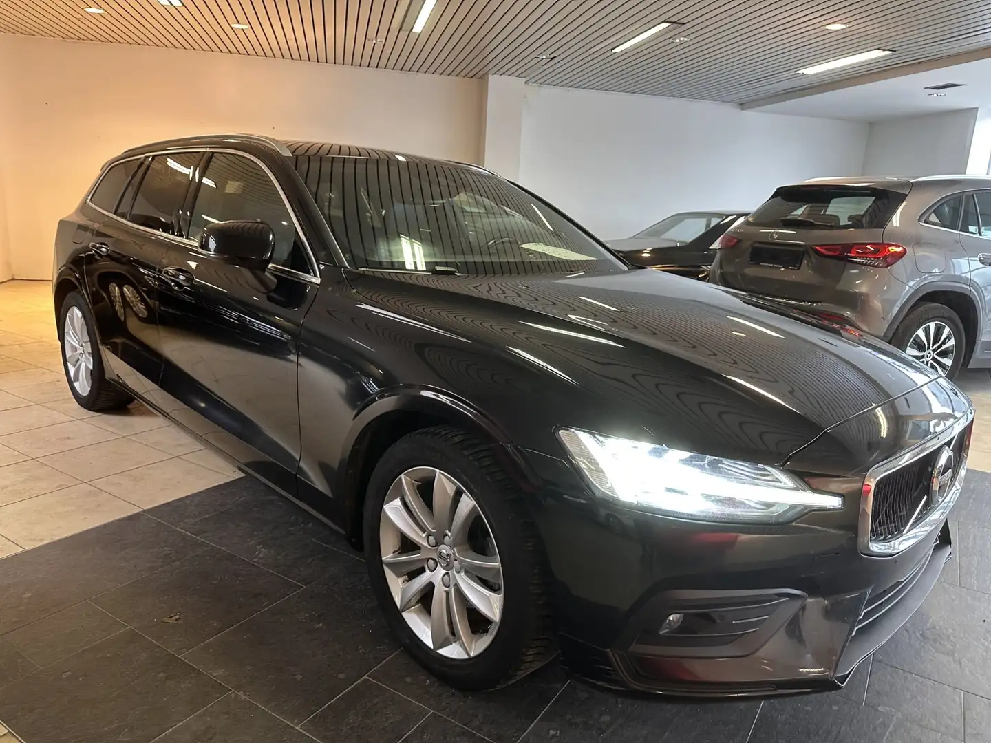 Volvo V60 2.0 D3 Momentum Geartronic Zwart - 1
