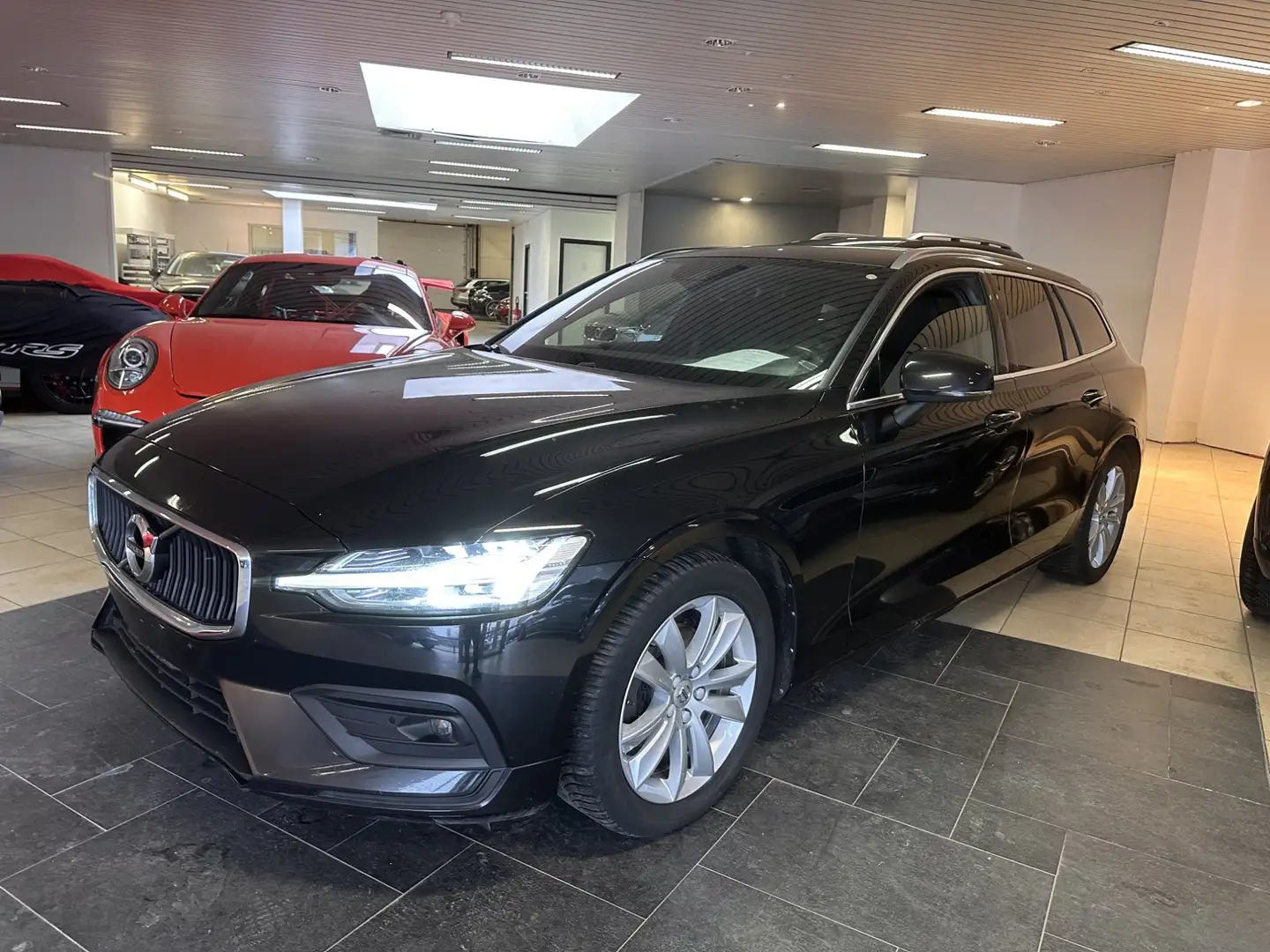 Volvo V60 2.0 D3 Momentum Geartronic Zwart - 2