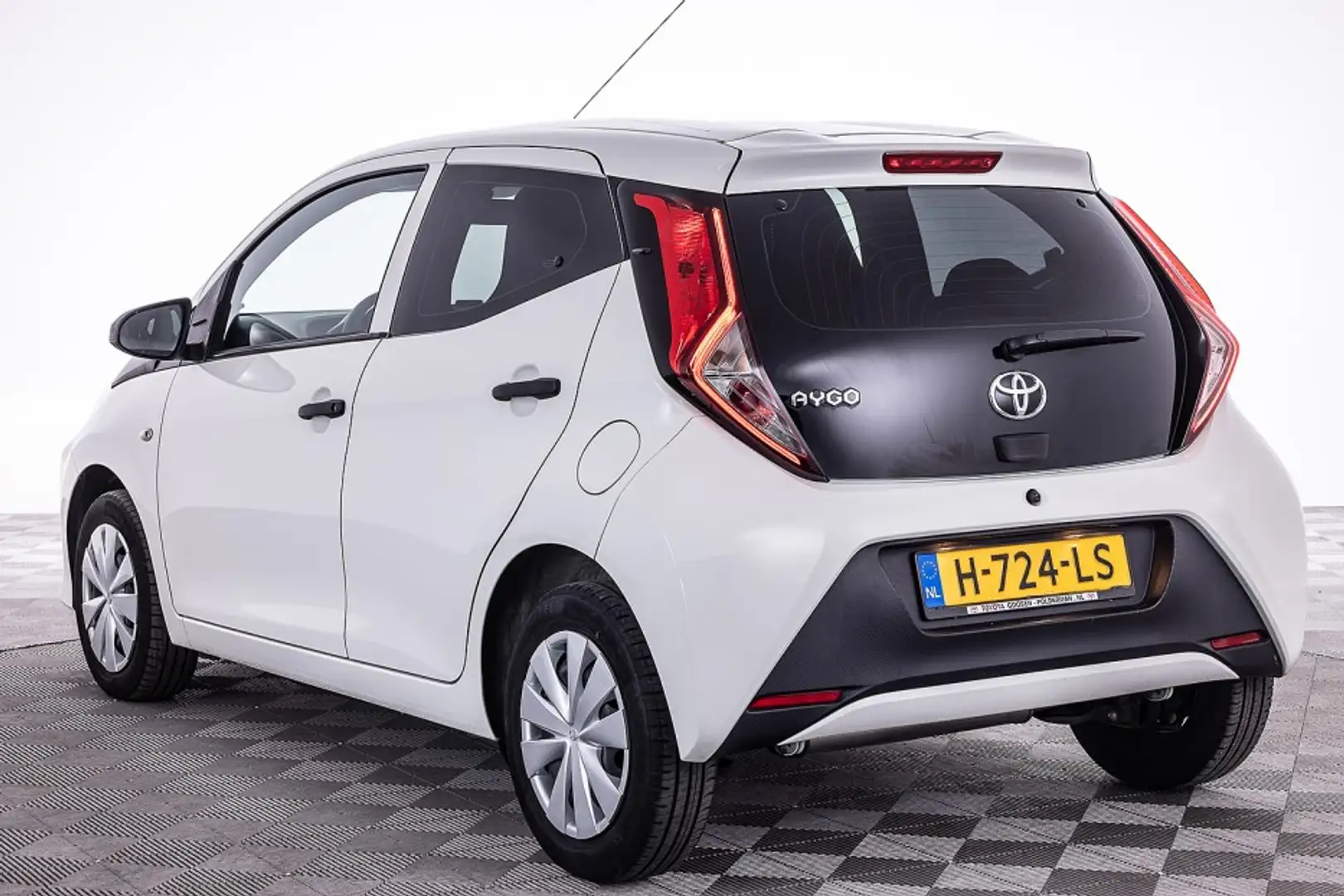 Toyota Aygo 1.0 VVT-i x-fun 5-drs | AIRCO | BLUETOOTH Wit - 2