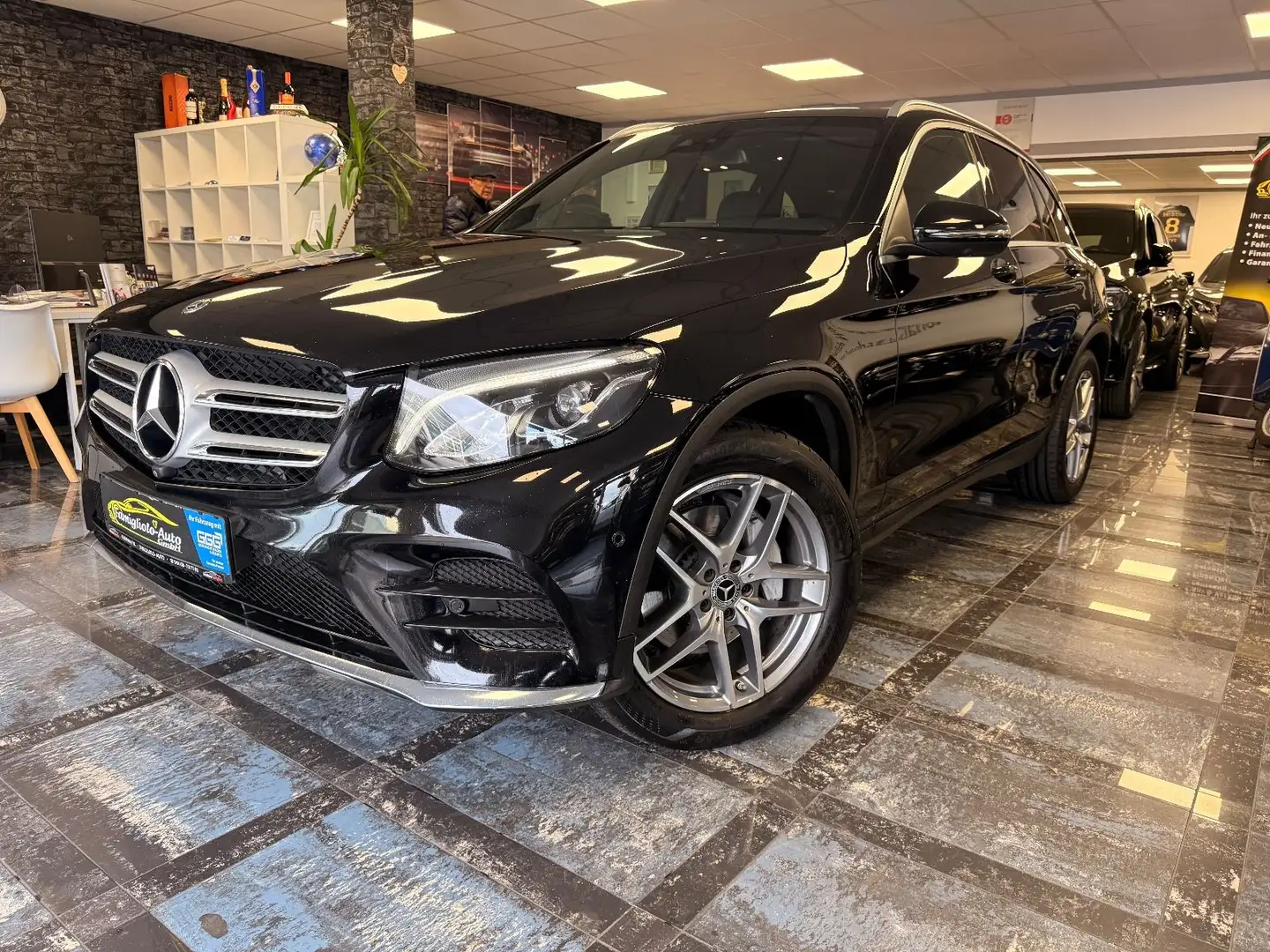 Mercedes-Benz GLC 250 4Matic/AMG Line/LED Schein/Navi/Alu Noir - 1