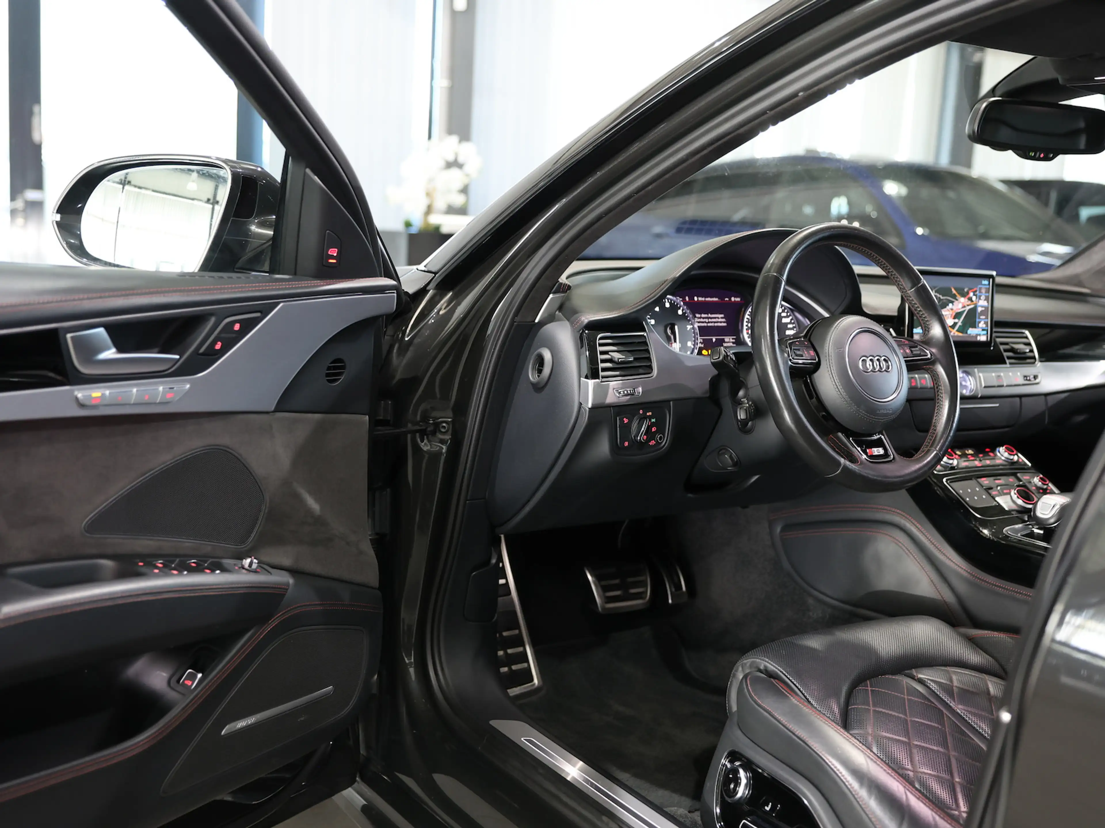 Audi S8 PLUS 4.0 TFSI Q EXCLUSIVE DESIGN BLACK MATRIX — photo 13