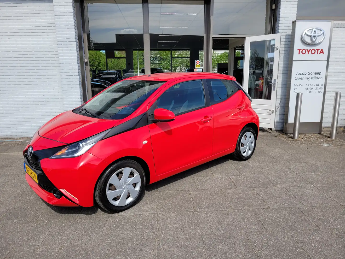 Toyota Aygo 1.0 VVT-i x-now Limited Airco|Cruise|El.ramen|El.s Rood - 1