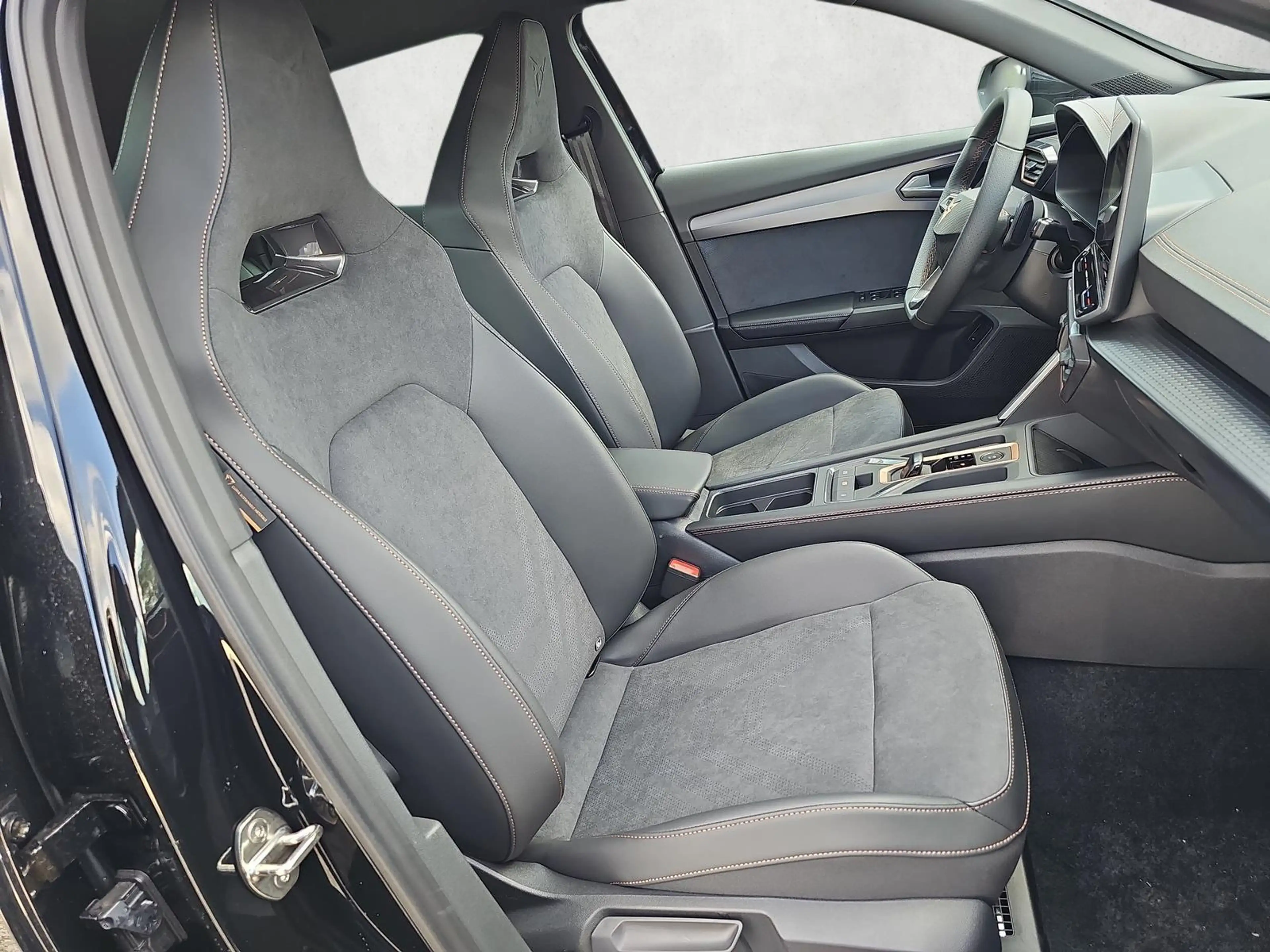 CUPRA Formentor VZ 2.0 TSI 245 kW 4Drive DSG 5JGar Matrix AHK 2... — photo 10