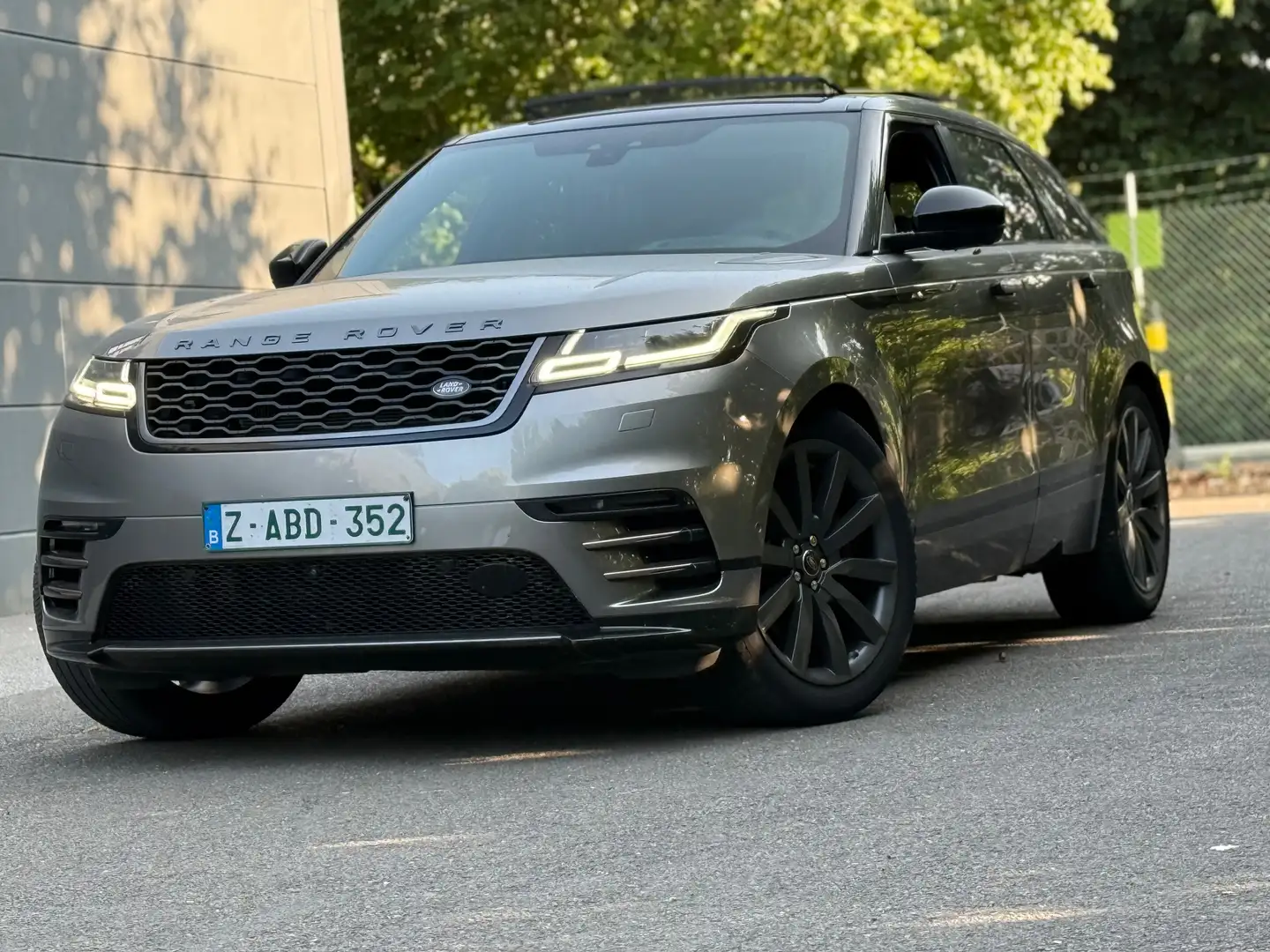 Land Rover Range Rover Velar 2.0Turbo R-Dynamic HSE-Pano-360 cam-Trekhaak-300pk Gris - 1