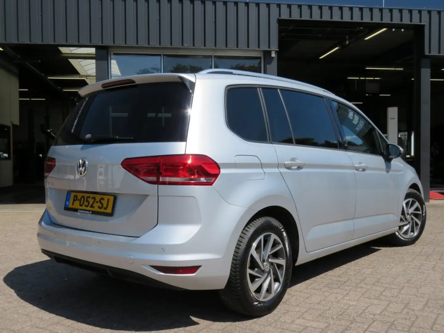 Volkswagen Touran 1.2 TSI CON. SERIES ,,SOUND'' / Camera / Wegklap.h Grijs - 2