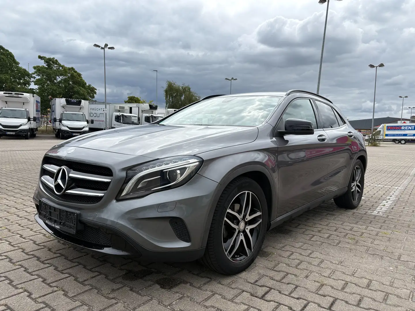 Mercedes-Benz GLA 200 7G-DCT Urban NIGHT PAKET *AHK*HARMAN KARDON*KAMERA Grau - 2