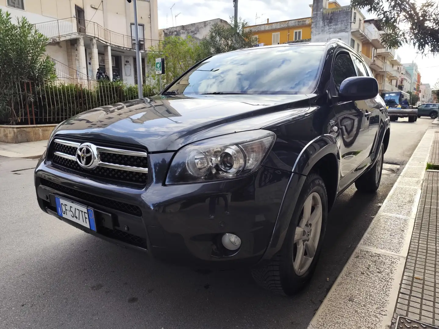 Toyota RAV 4 RAV4 2.2 D-4D 177CV Luxury 4x4 Gris - 2