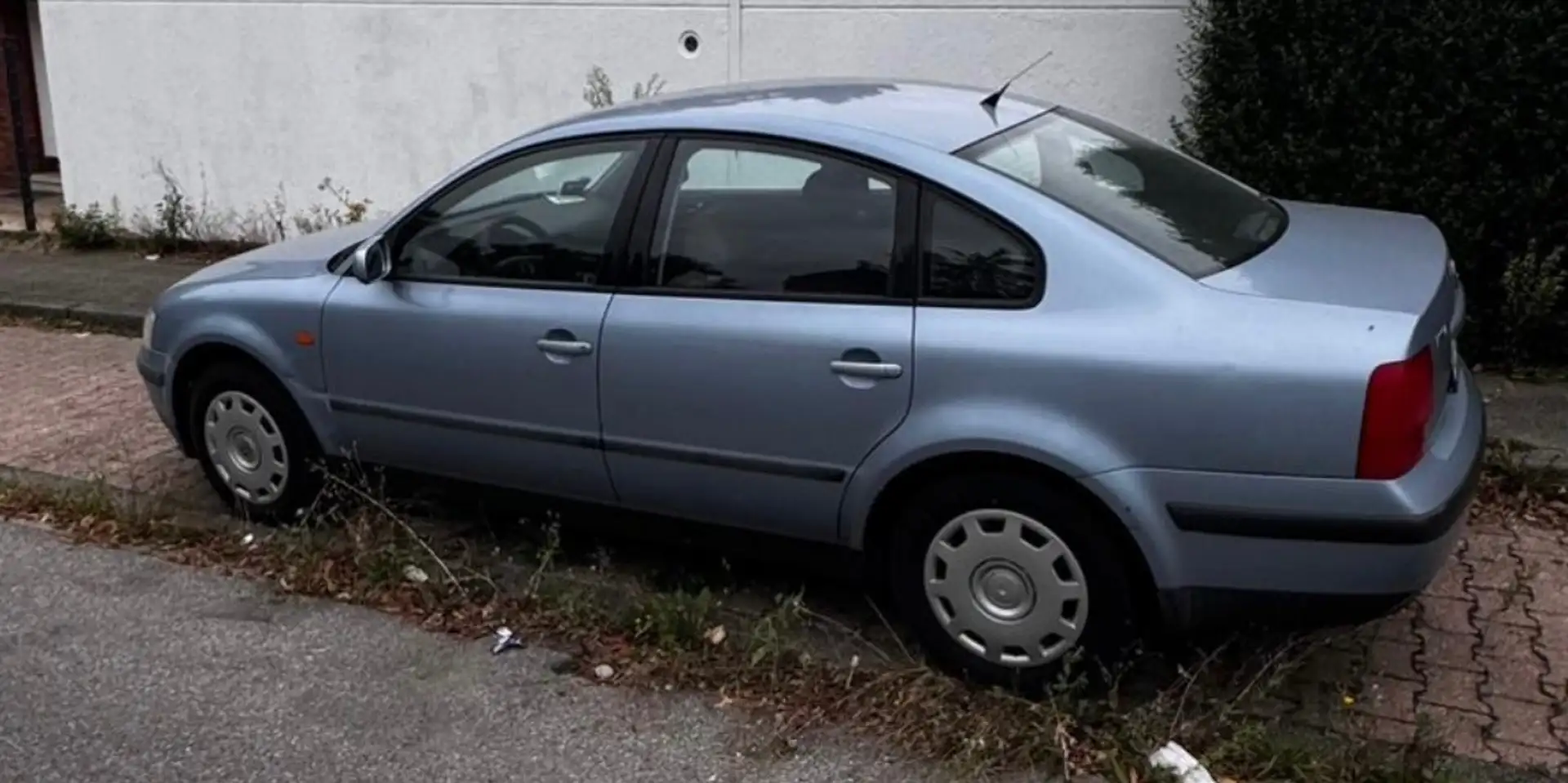 Volkswagen Passat 1.6 Синій - 2