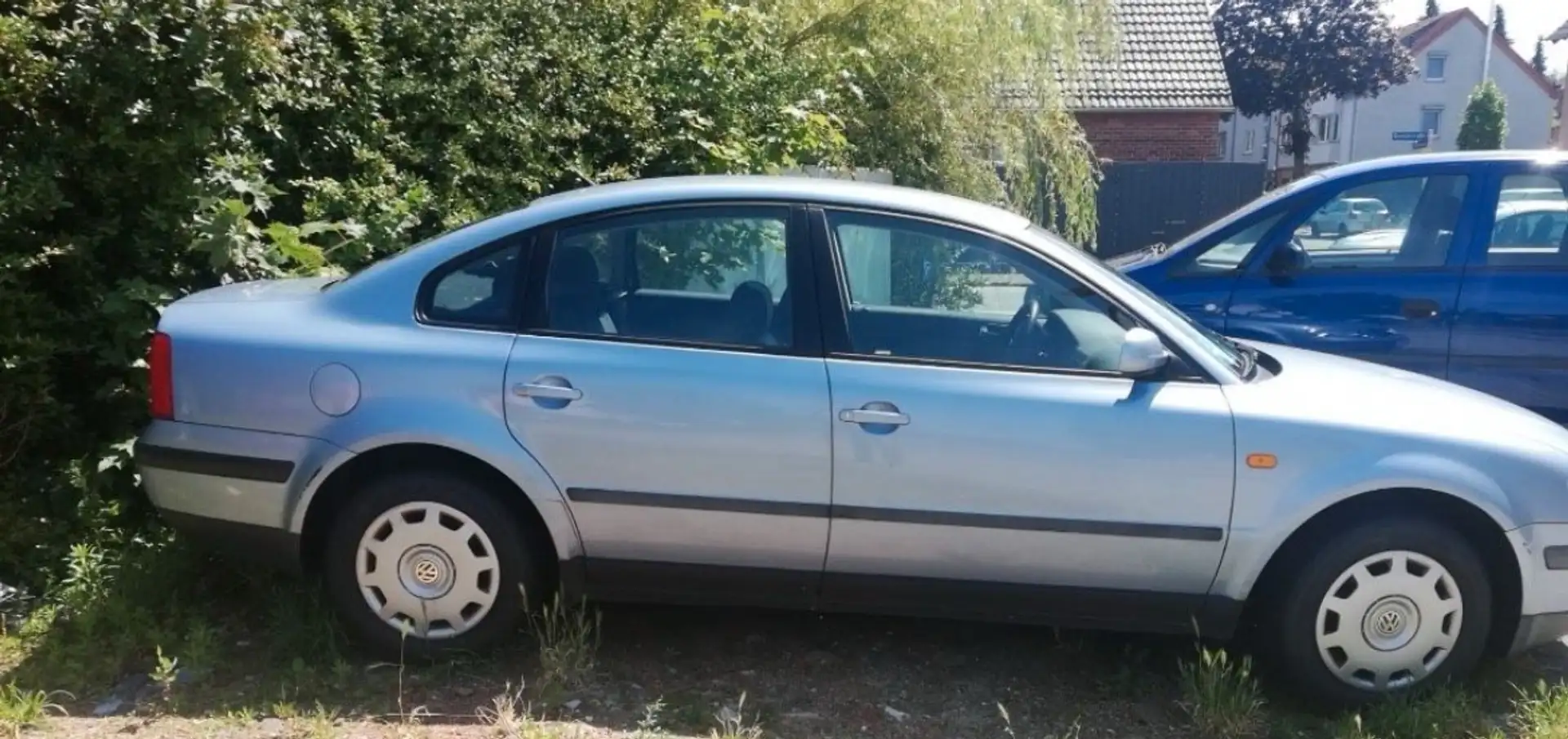 Volkswagen Passat 1.6 Синій - 1