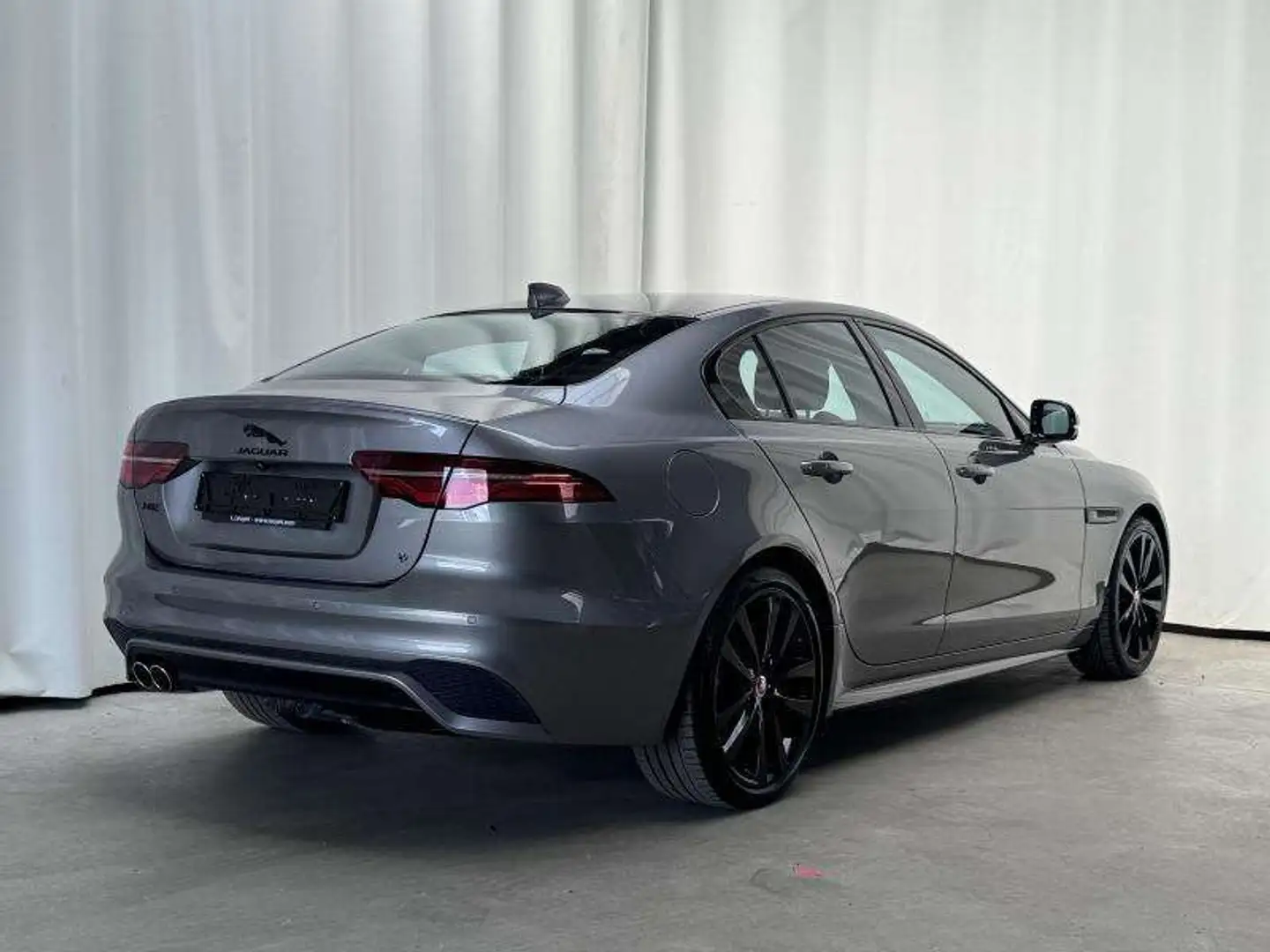 Jaguar XE R-Dynamic Black D200 Grau - 2