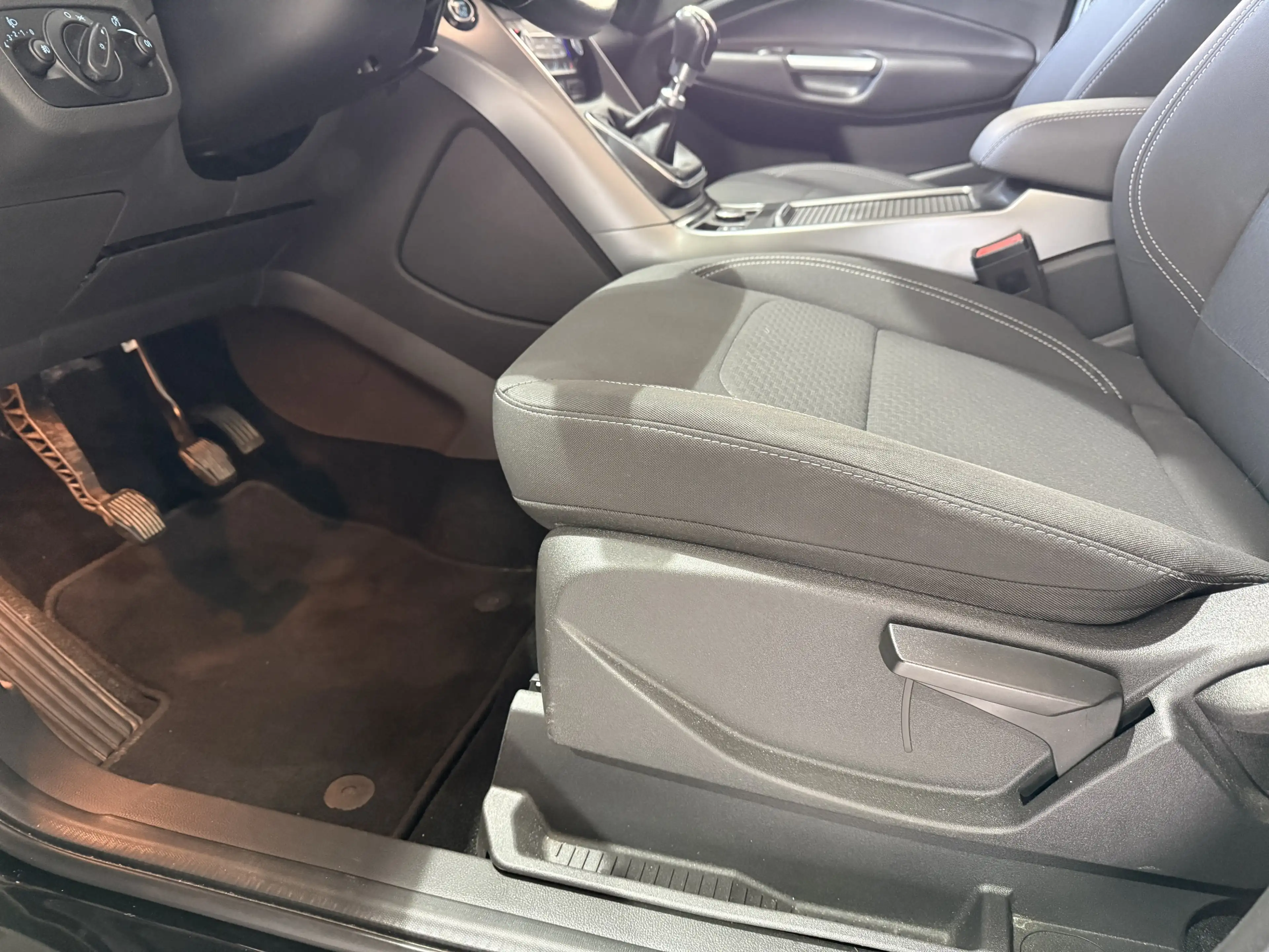Ford Kuga Cool & Connect 4x4 / AHK / Winter-Paket / Navi — photo 12