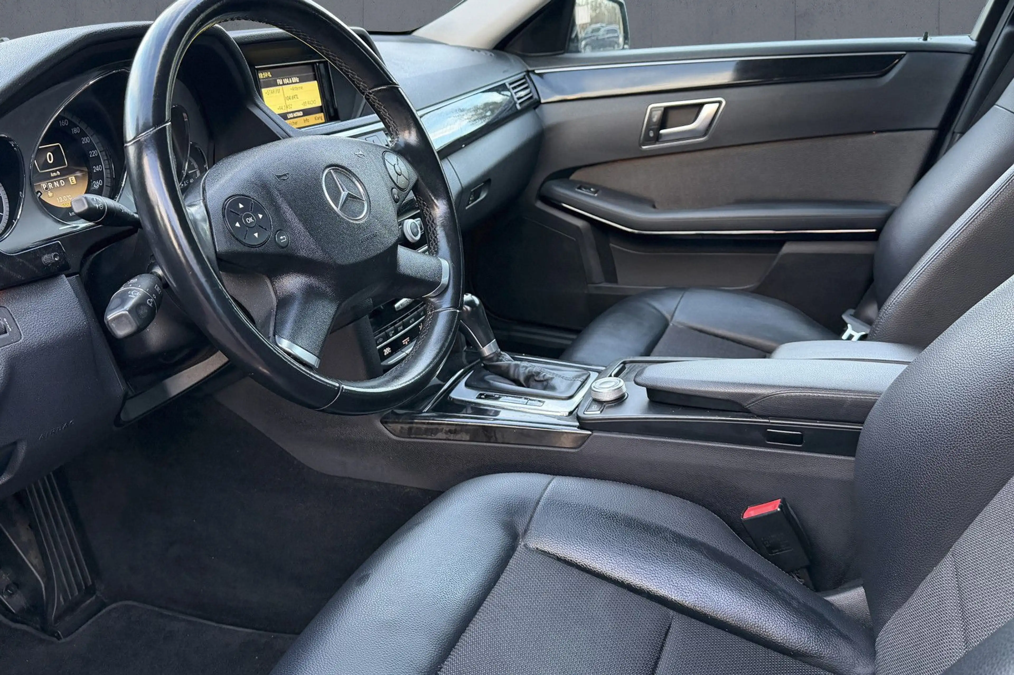 Mercedes-Benz E 200 BE Aut. Avantgarde / LEDER / NAVI / 18'LM — photo 12