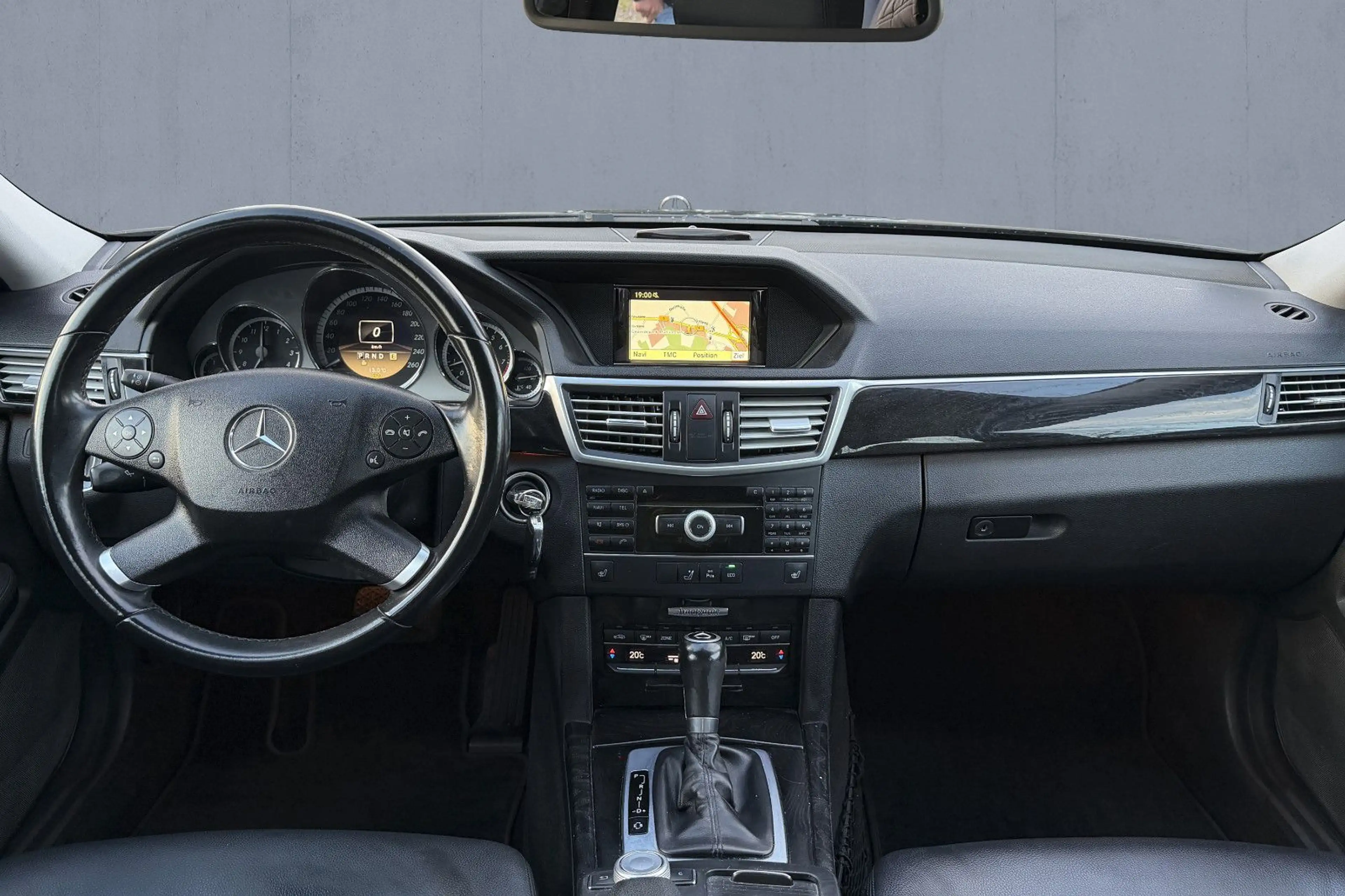 Mercedes-Benz E 200 BE Aut. Avantgarde / LEDER / NAVI / 18'LM — photo 13