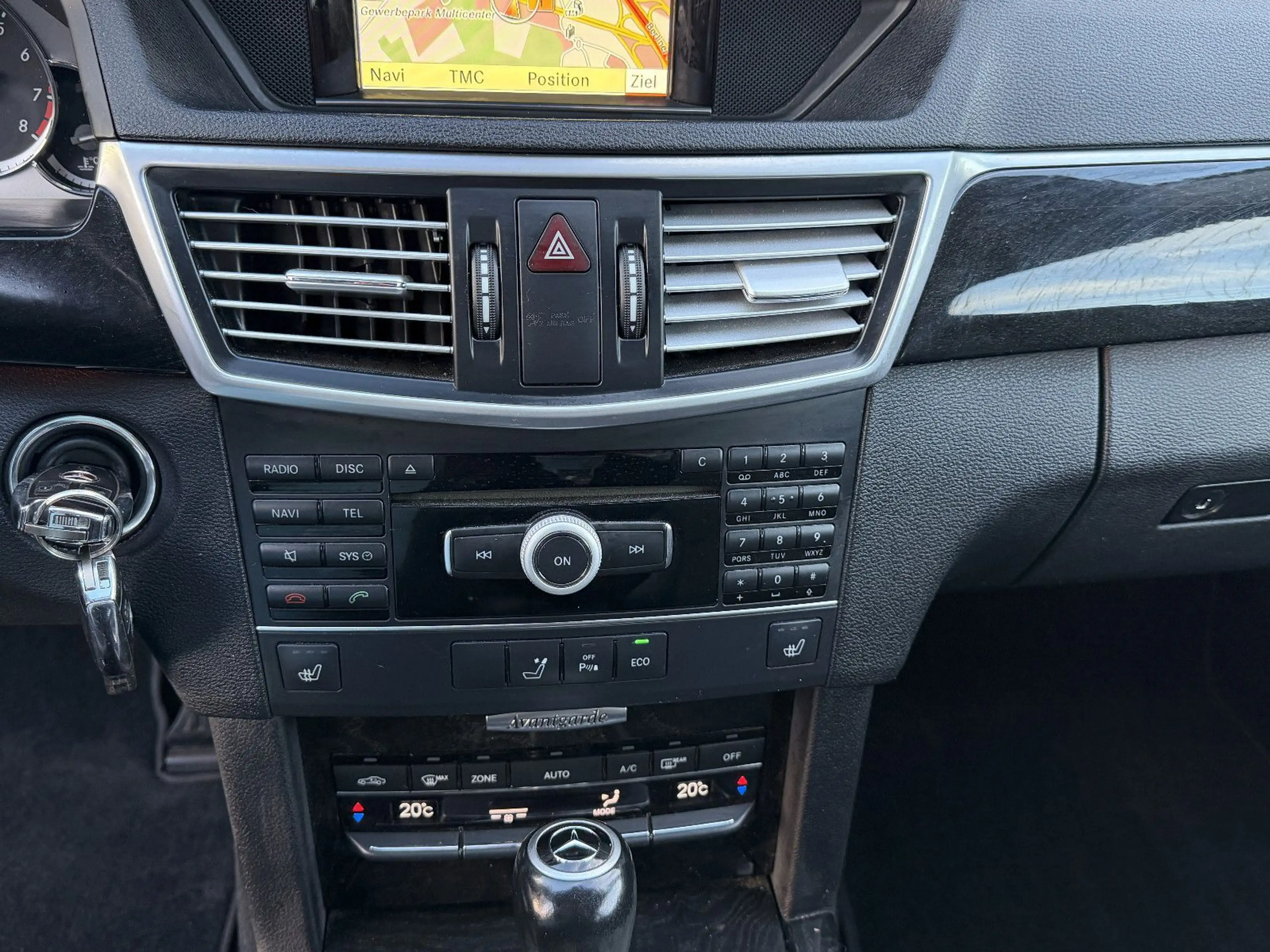 Mercedes-Benz E 200 BE Aut. Avantgarde / LEDER / NAVI / 18'LM — photo 15