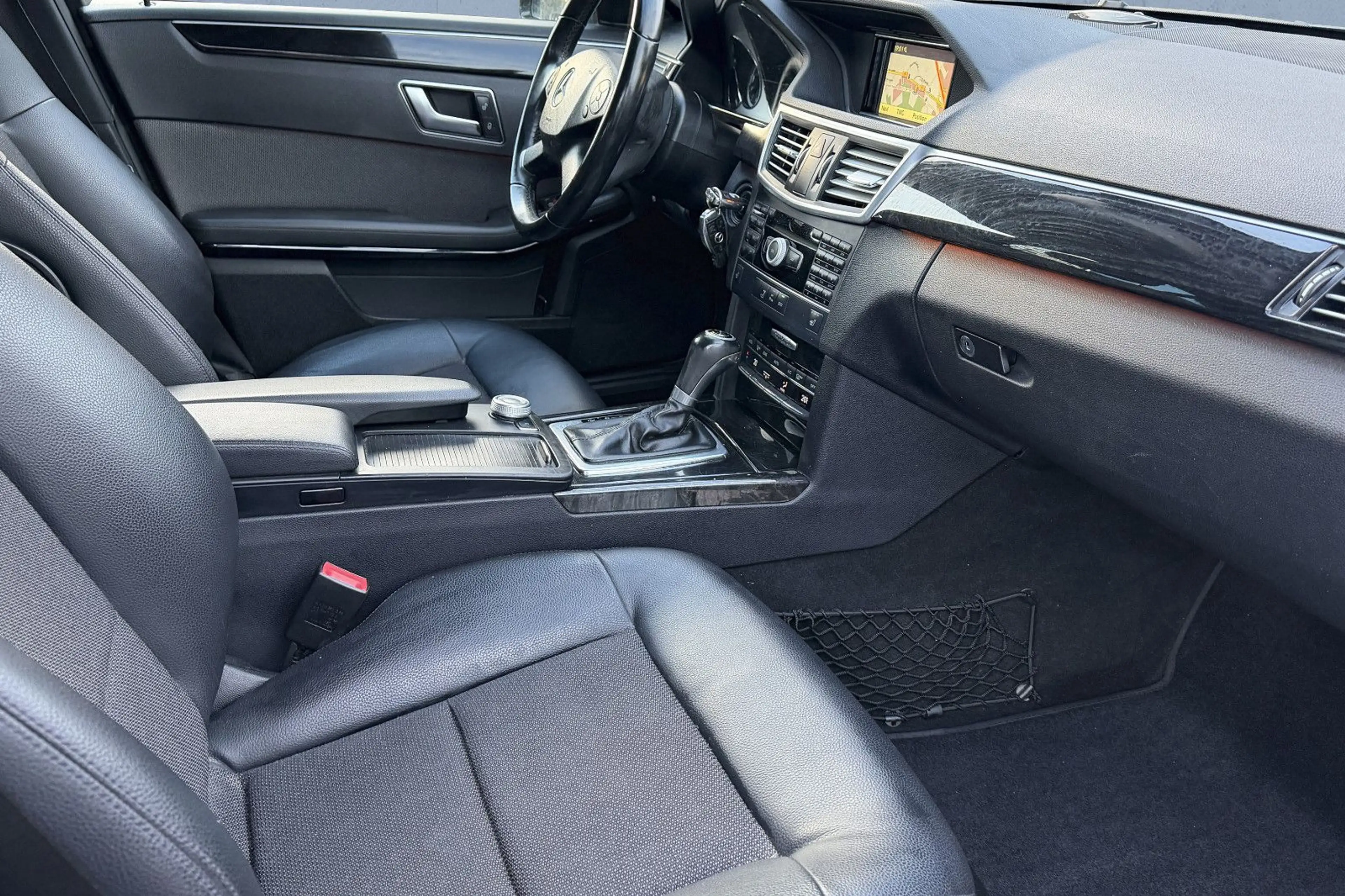 Mercedes-Benz E 200 BE Aut. Avantgarde / LEDER / NAVI / 18'LM — photo 14