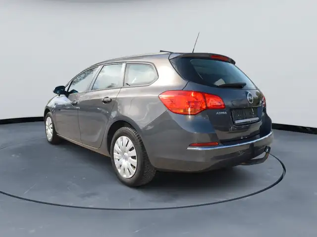 Opel Astra view 6