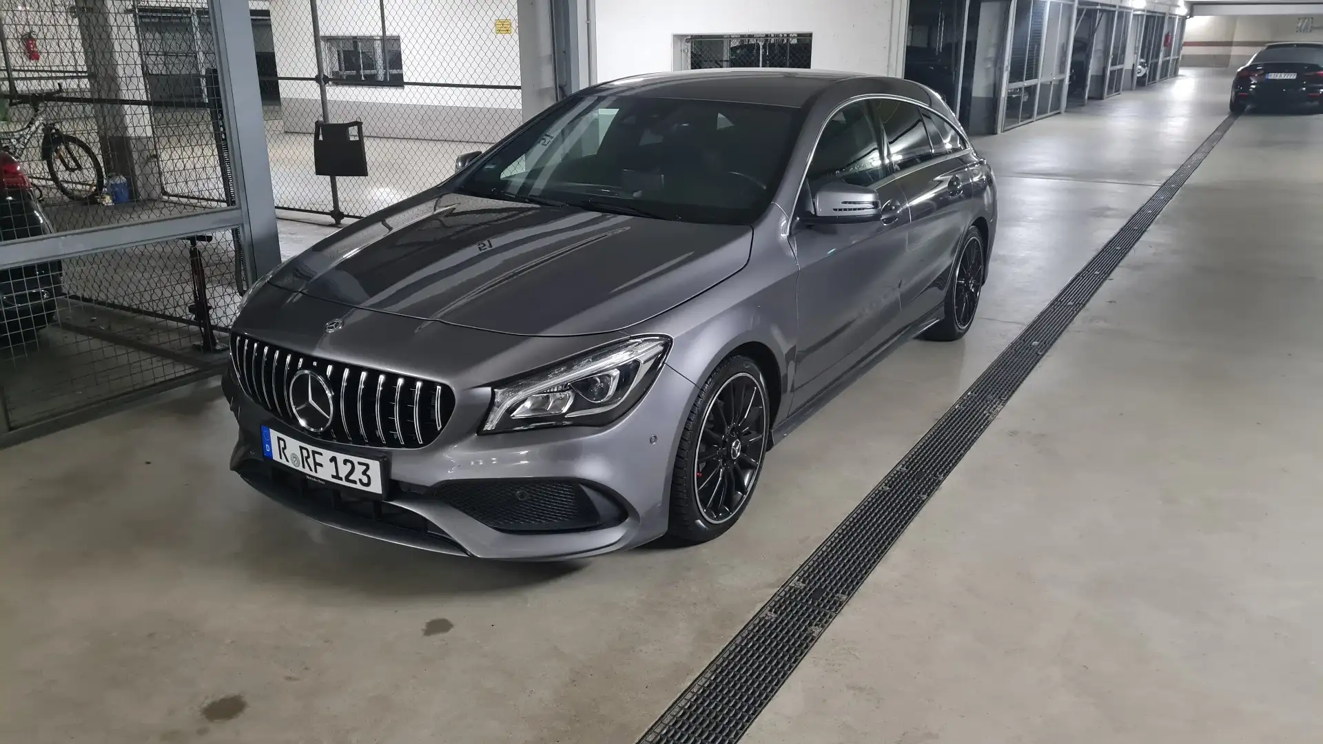 Mercedes-Benz 180 AMG Line Sport - 1
