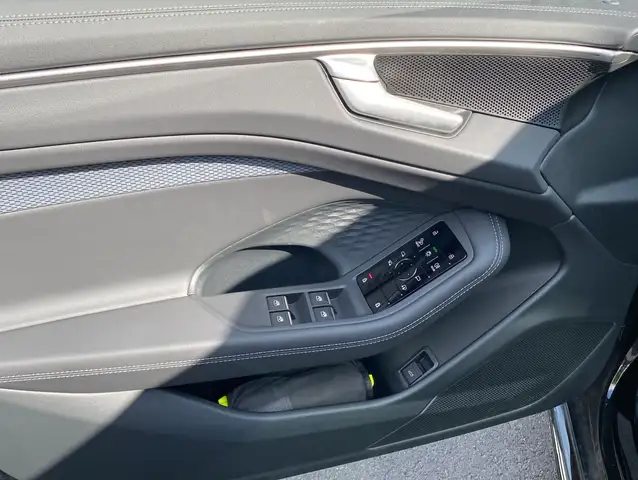 Audi A6 view 14
