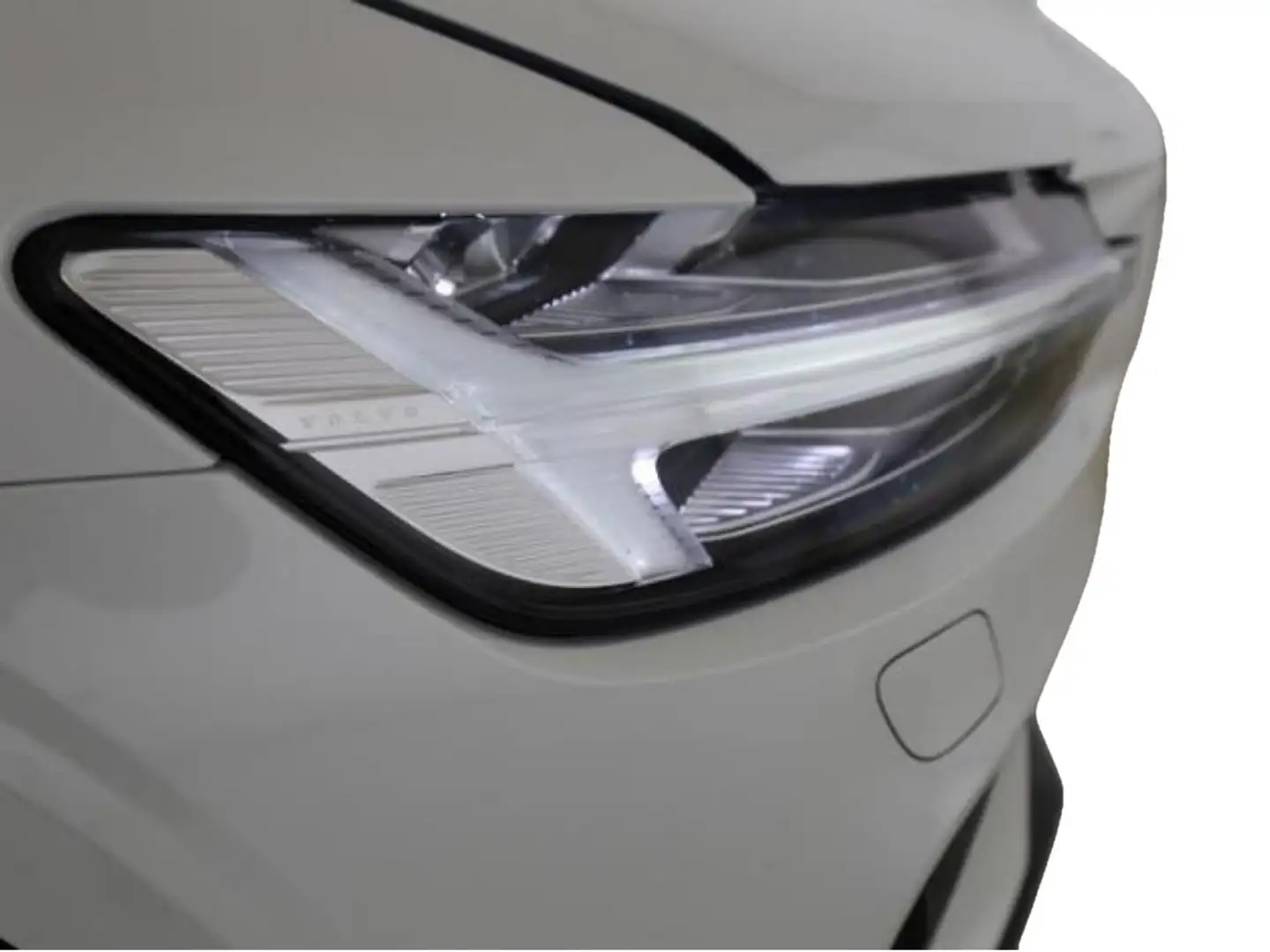 Volvo V60 T6 Plus Dark Recharge Plug-In Hybrid AWD Weiß - 2