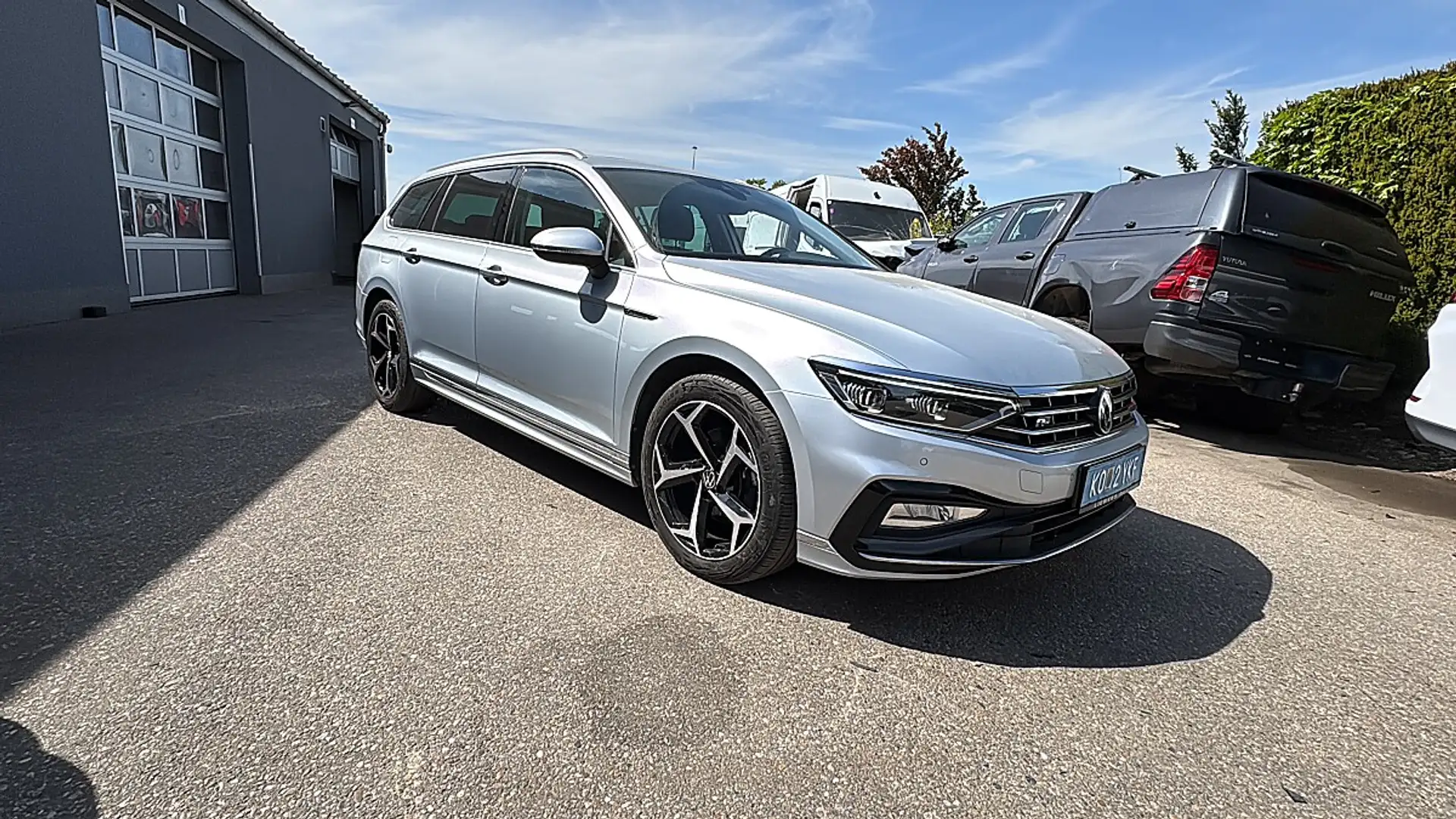 Volkswagen Passat Variant R-LINE 2,0 SCR TDI DSG Grau - 2