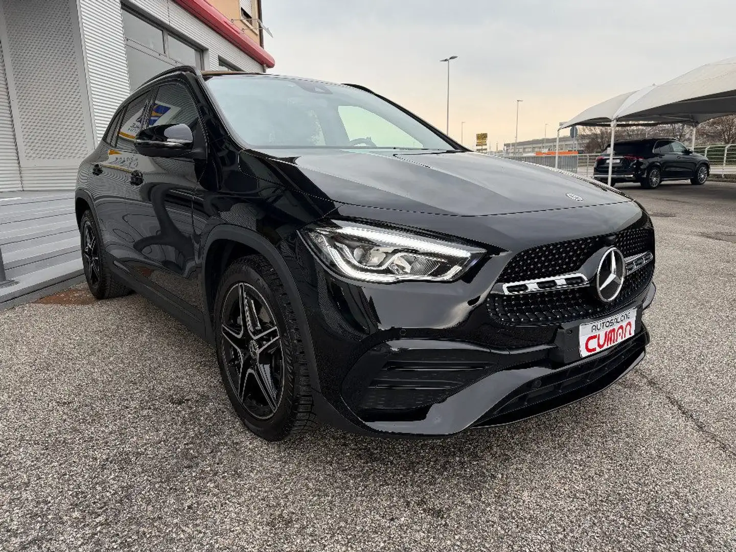 Mercedes-Benz GLA 200 Automatic Sport Schwarz - 2