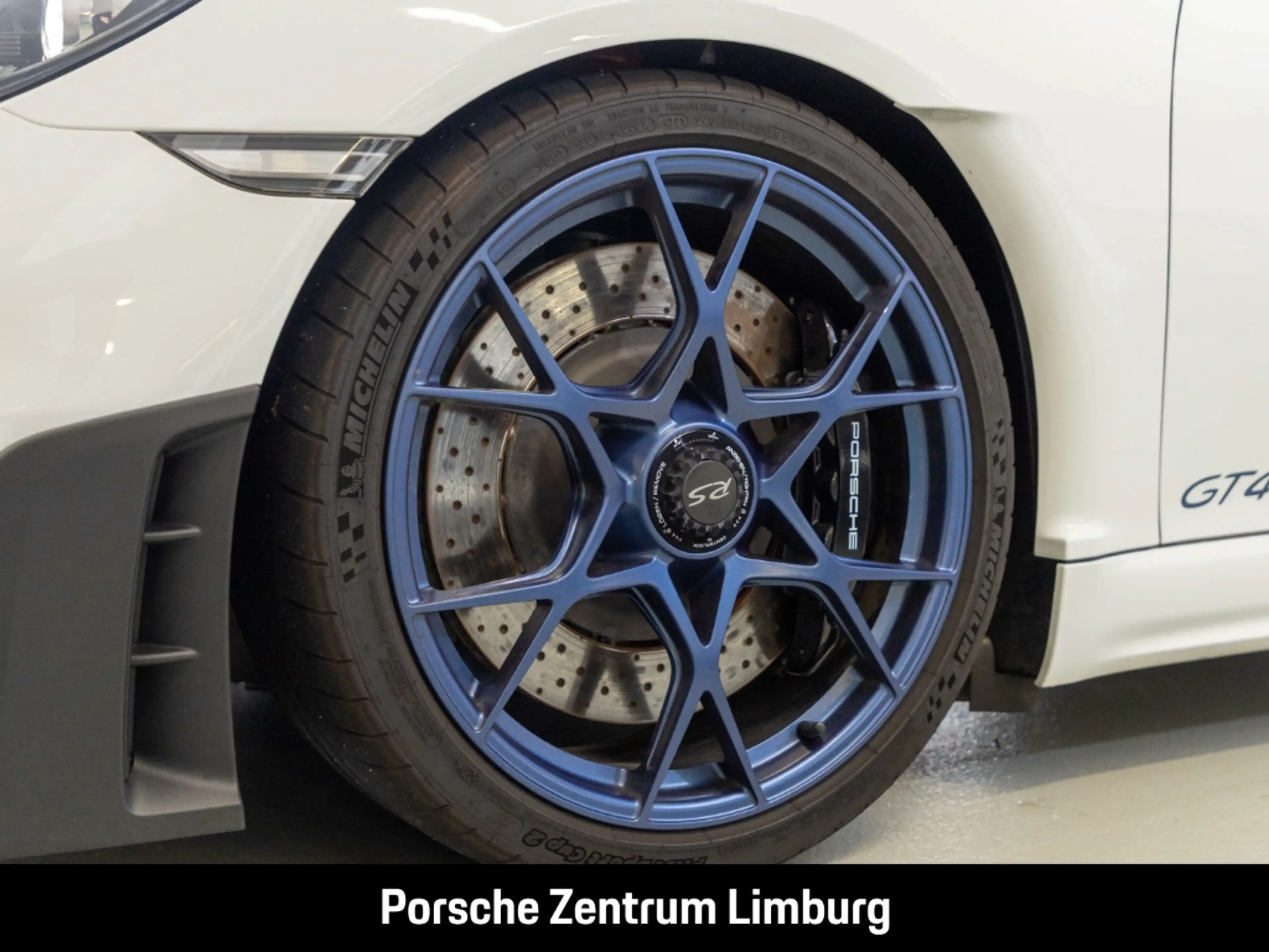 Porsche Cayman 718 GT4 RS — photo 11