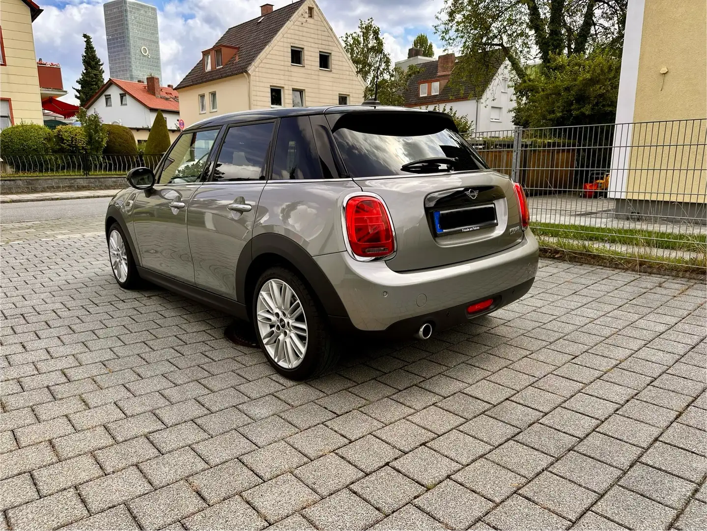 MINI Cooper 5-Türer / Autom. / LED / Navi / CarPlay / Chili Silber - 2