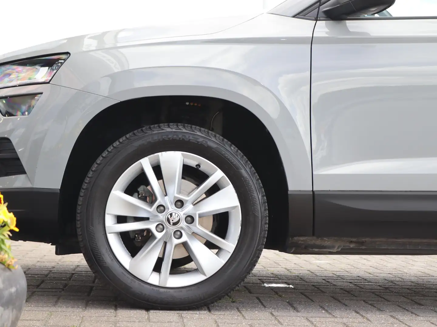 Skoda Karoq 1.5 TSI 150 pk DSG ACT Executive | Navigatie | Sma Grijs - 2