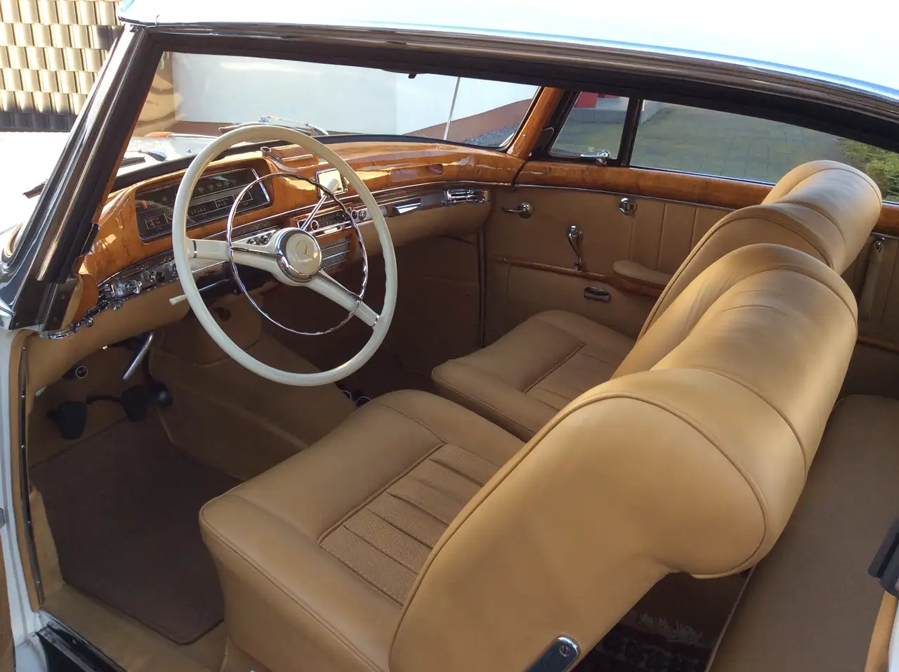 Mercedes-Benz 220