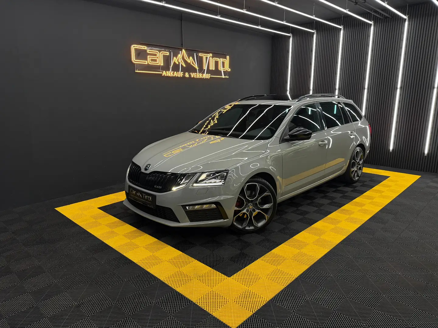 Skoda Octavia Combi RS 2,0 TDI DSG Grau - 2