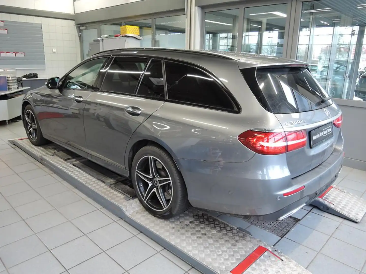 Mercedes-Benz E 300 de T AMG+Comand+Burm+MBeam+Night+Ambiente Gris - 2