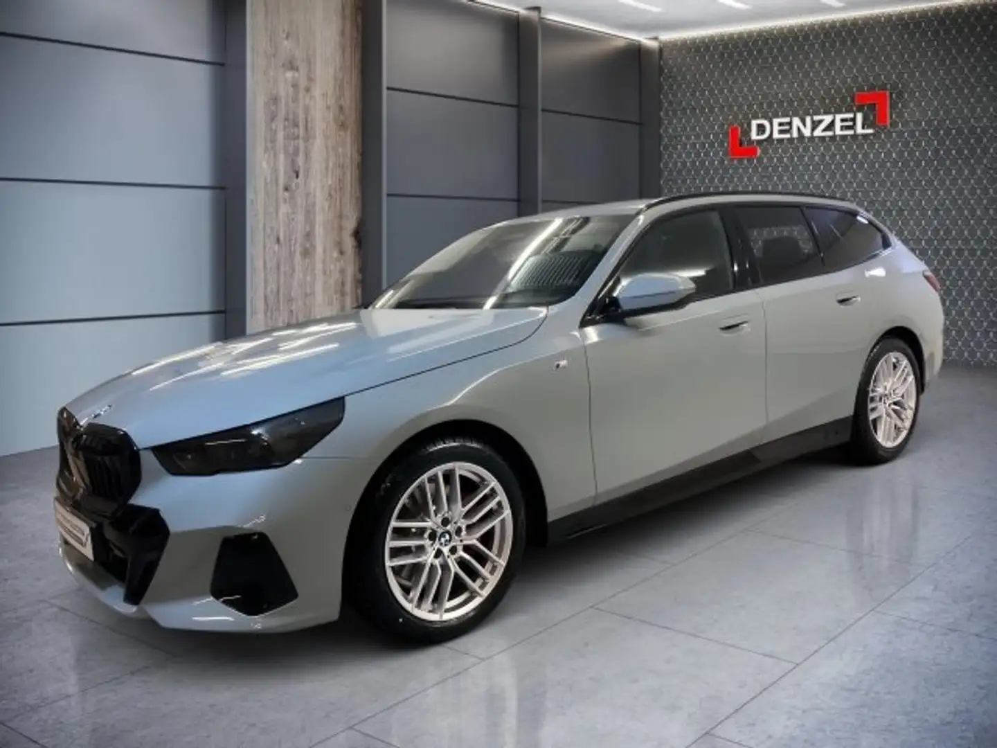BMW 520 d xDrive Touring G61 B47 Grau - 2