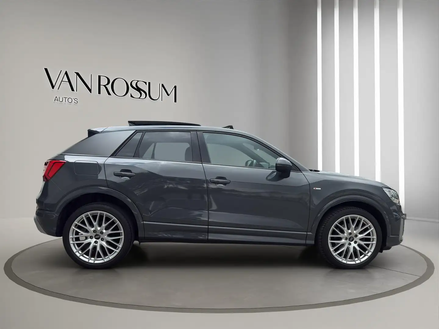 Audi Q2 1.4 TFSI CoD Launch Edition S-line Automaat Leder Grijs - 2