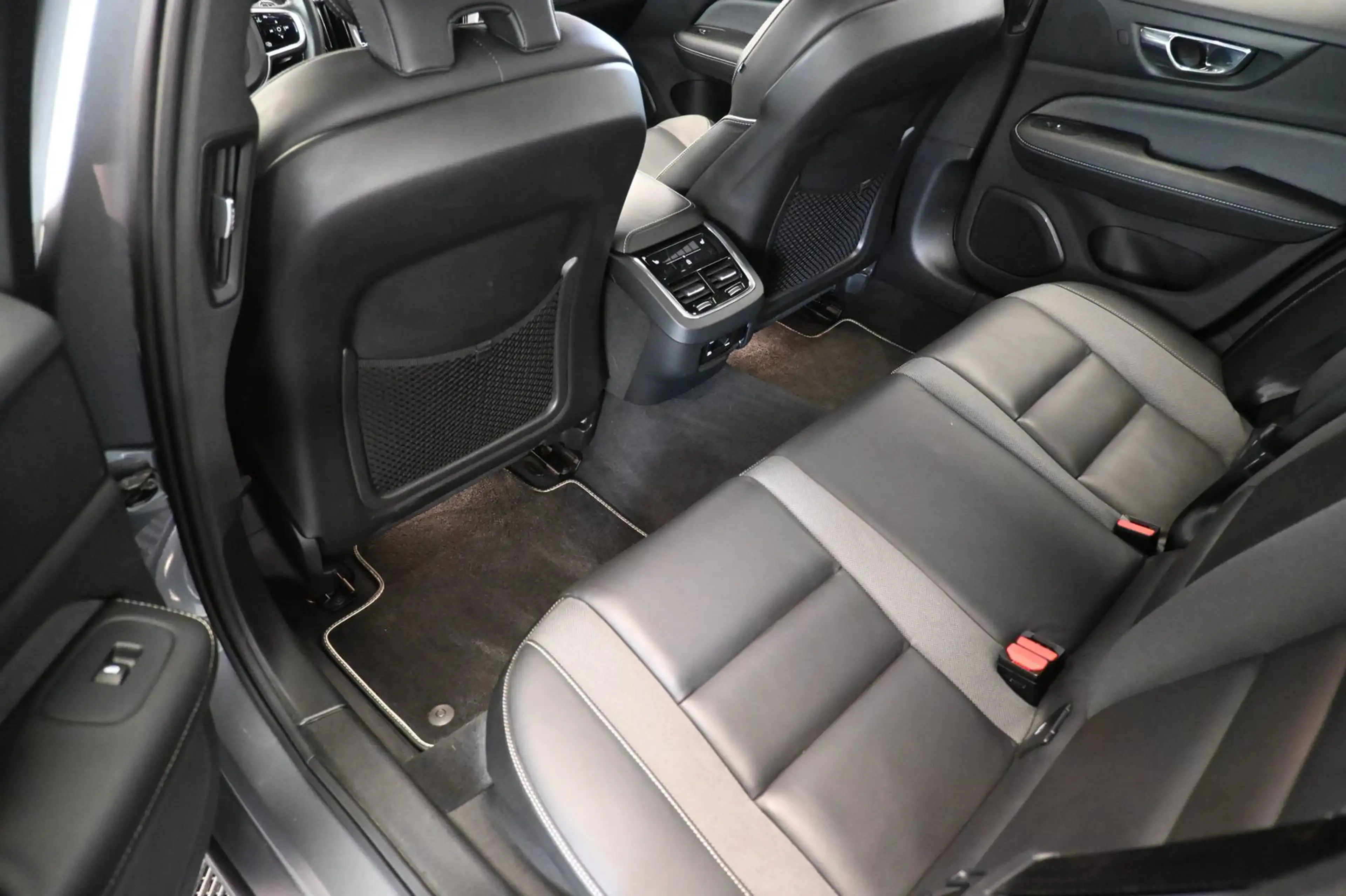 Volvo S60 R Design *KAMERA*PANO*AHK*SHZ*LED*H&K*NAVI — photo 15