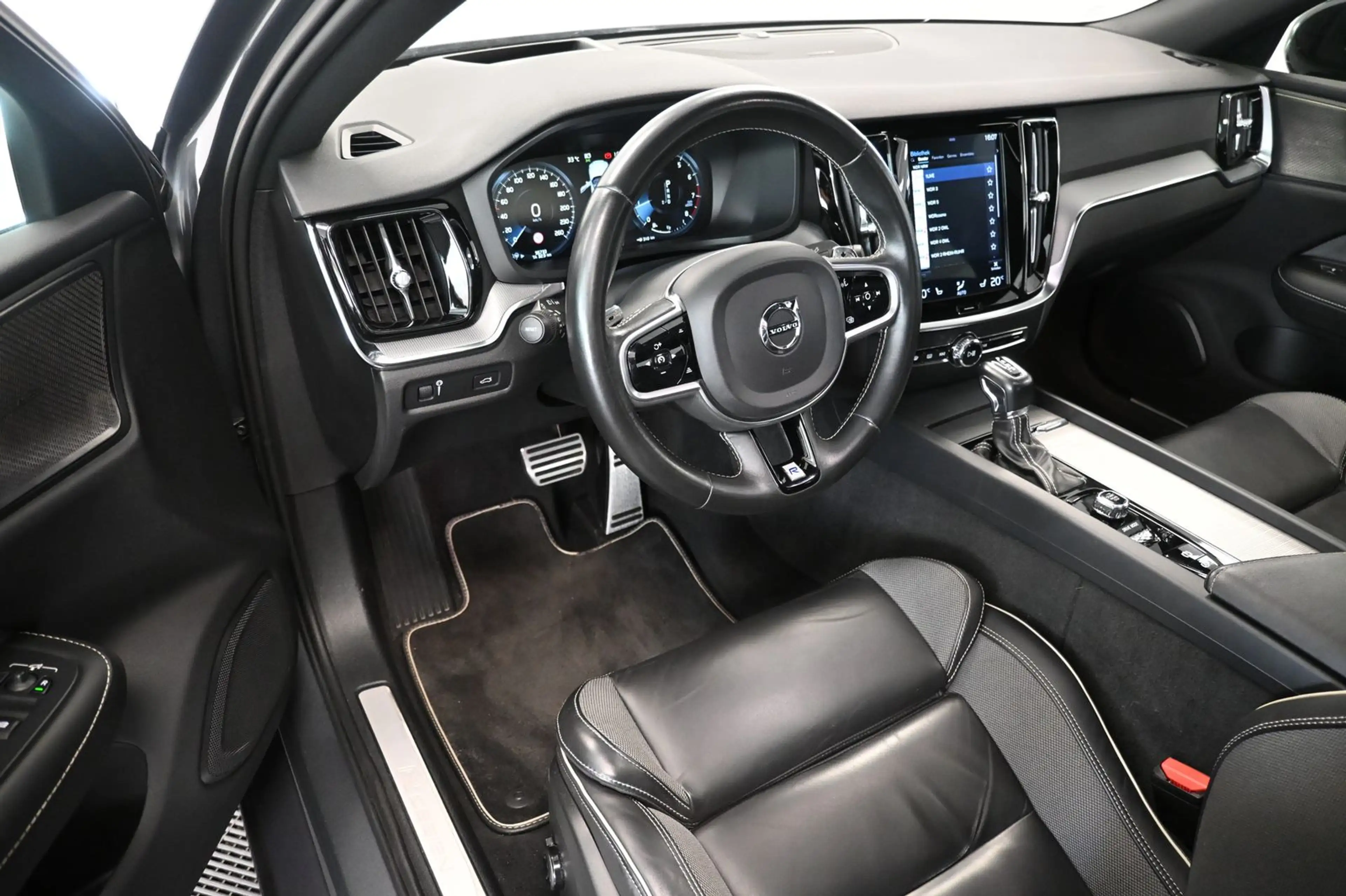 Volvo S60 R Design *KAMERA*PANO*AHK*SHZ*LED*H&K*NAVI — photo 14