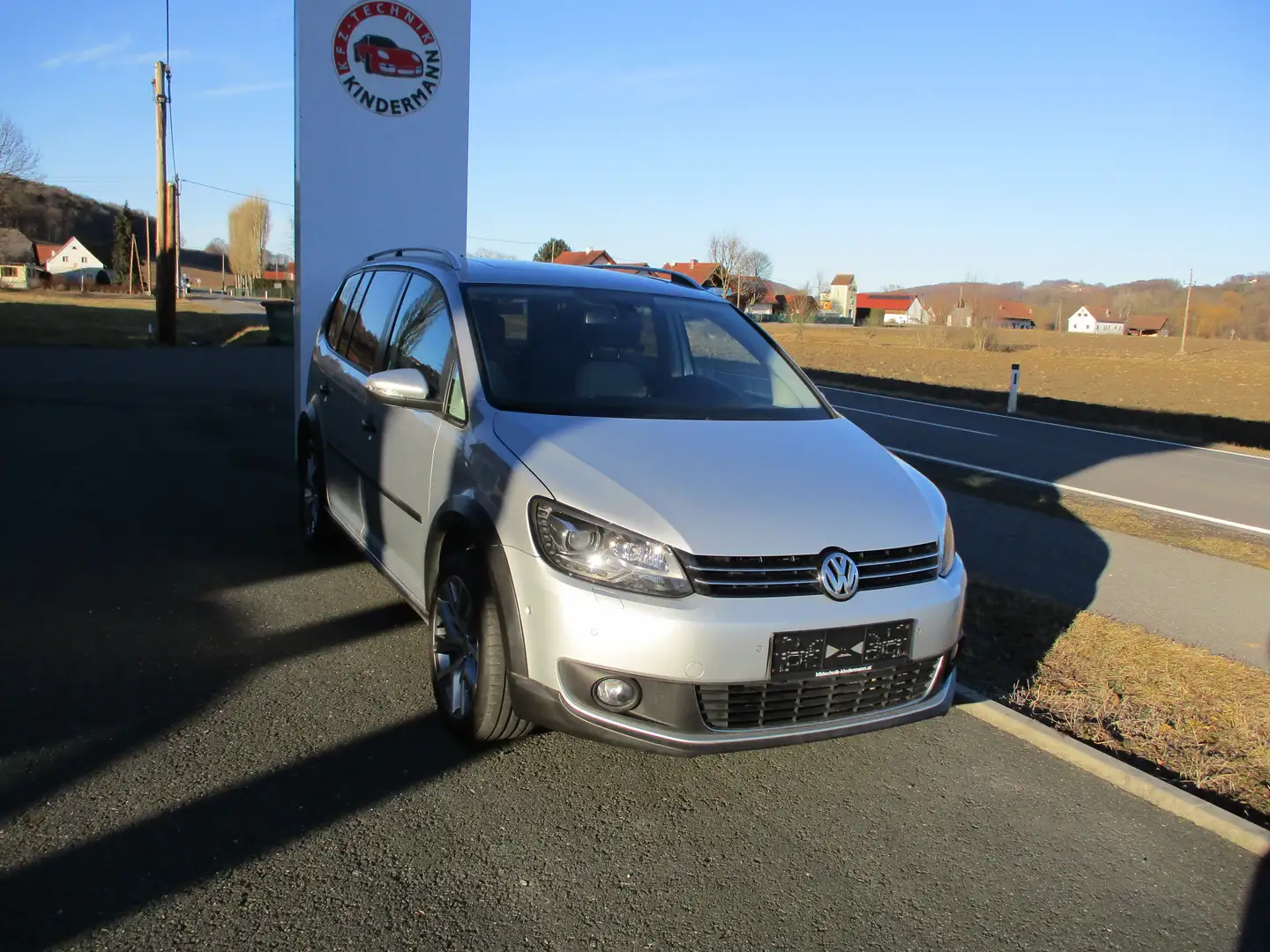 Volkswagen Touran Cross 2,0 TDI DPF DSG AHF Navi Silber - 1