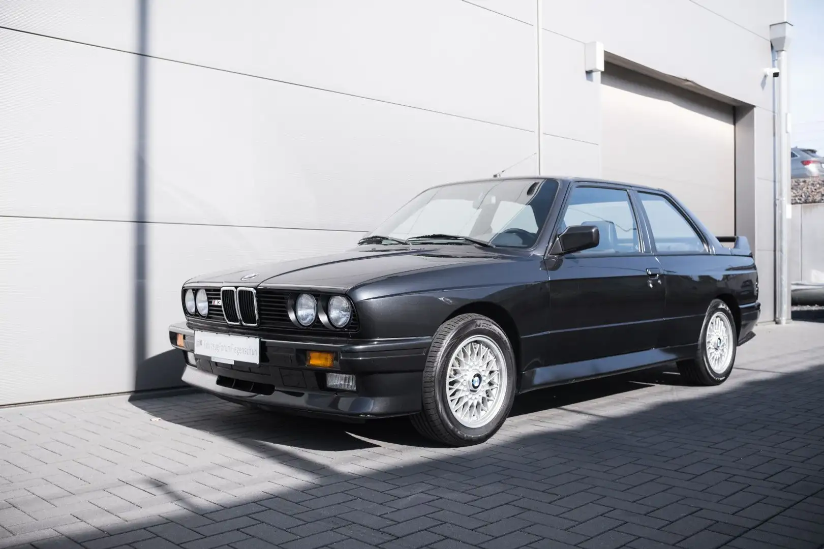 BMW M3 E30 - dt. Auto - 2. Hd. - neuwertig - 29TKM!! Noir - 2