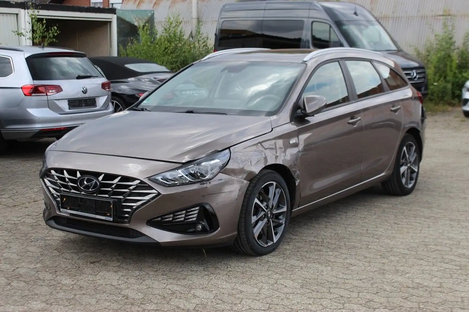 Hyundai i30 CW 1.5 T-GDI DCT MHEV Intro ACC LED Navi Grau - 2