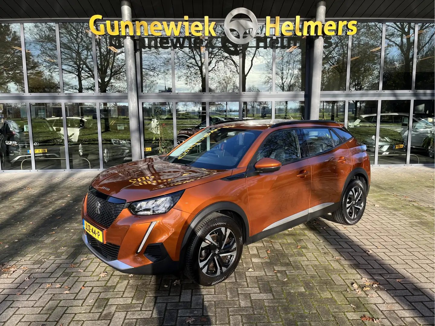 Peugeot 2008 1.2 PureTech Allure | AUTOMAAT | CAMERA | CARPLAY Orange - 1