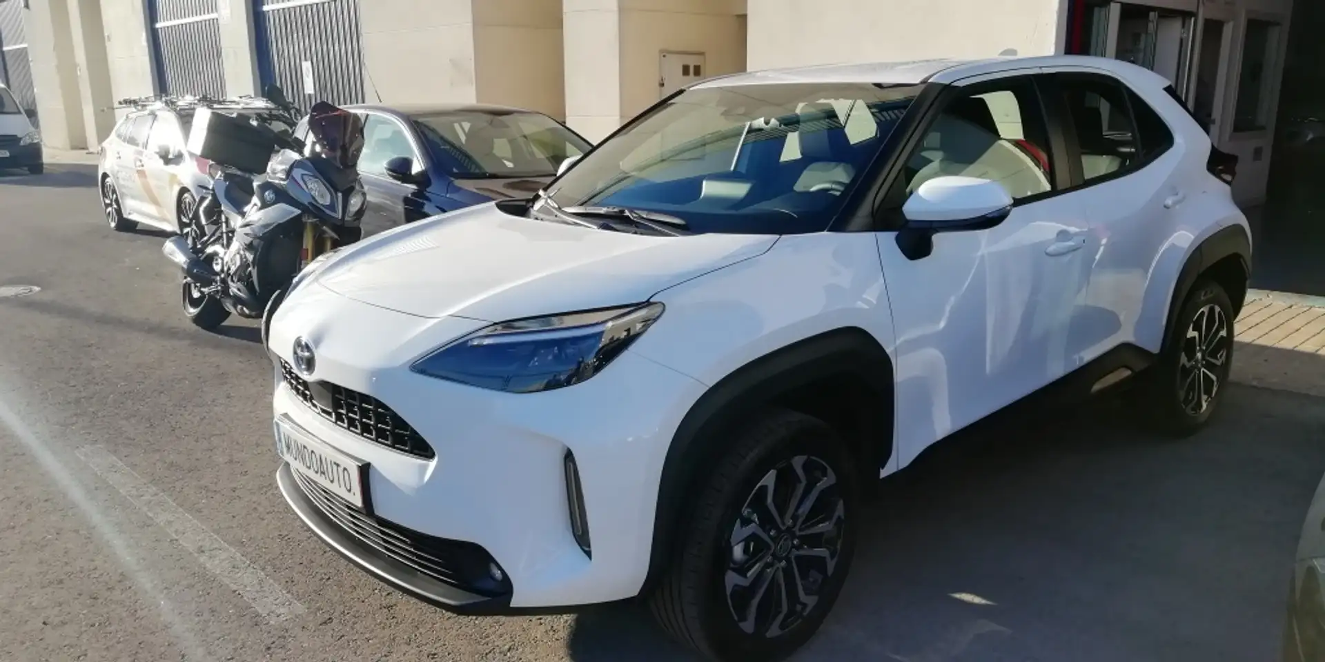 Toyota Yaris Cross 120H Active Tech Pack Connect Blanco - 2